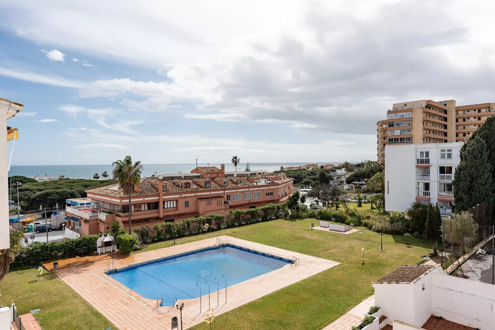 CT 376 - Faro's Calypso Duplex Penthouse - Walking distance to Beach-Zwembad