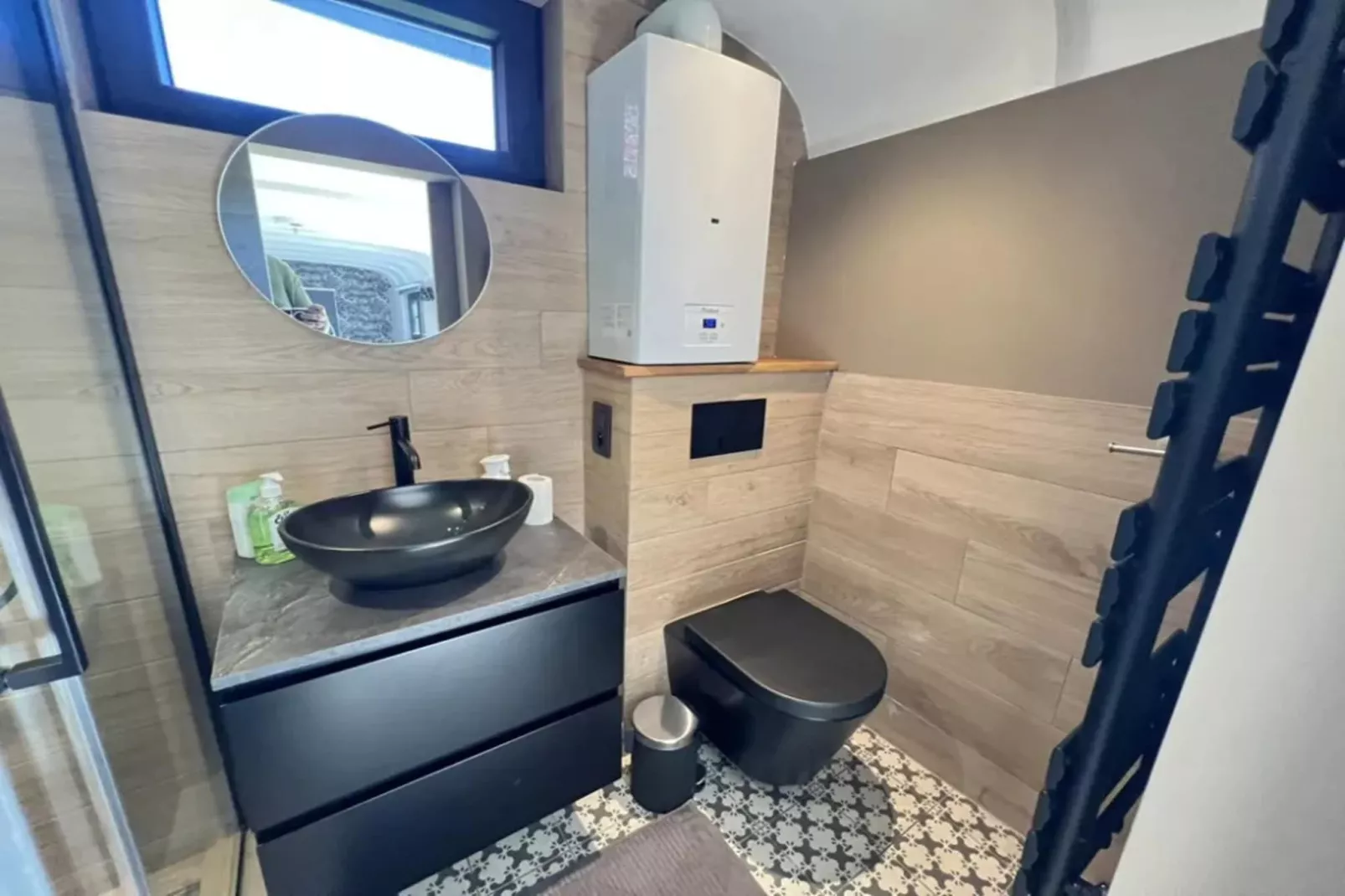 Pine Tree Tiny Cottage-Badkamer