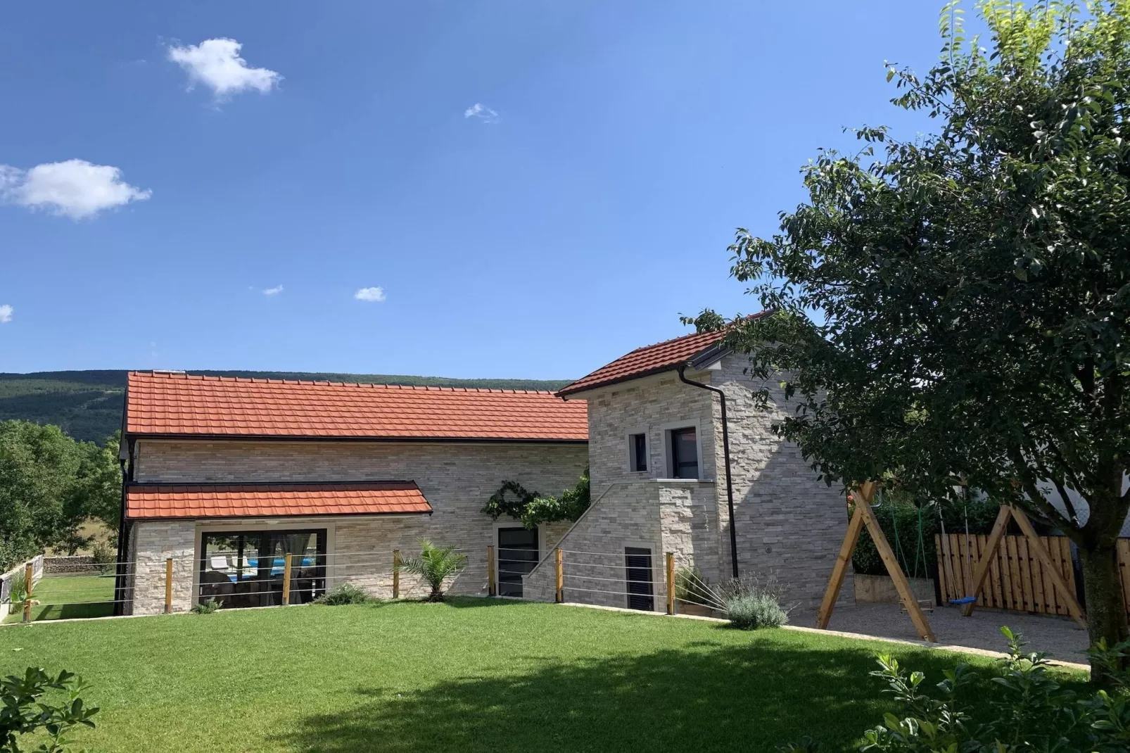 Luxury Villa Prolozac-Buitenkant zomer