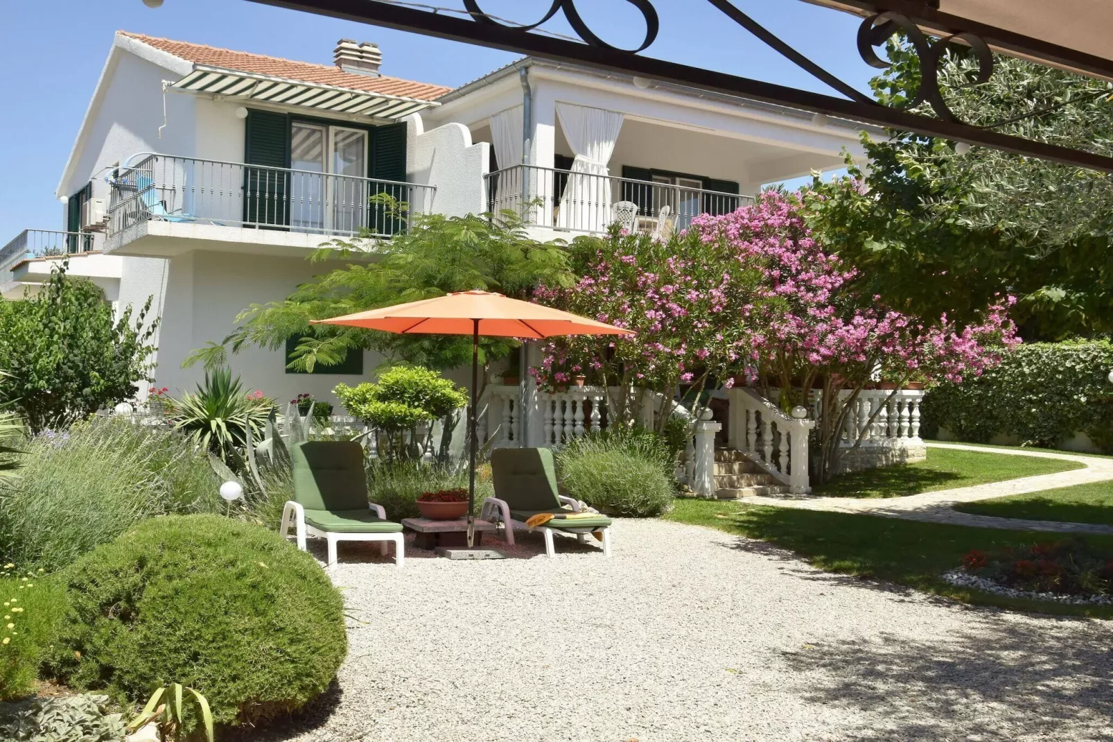 Beach apartment Jadrija-Buitenkant zomer