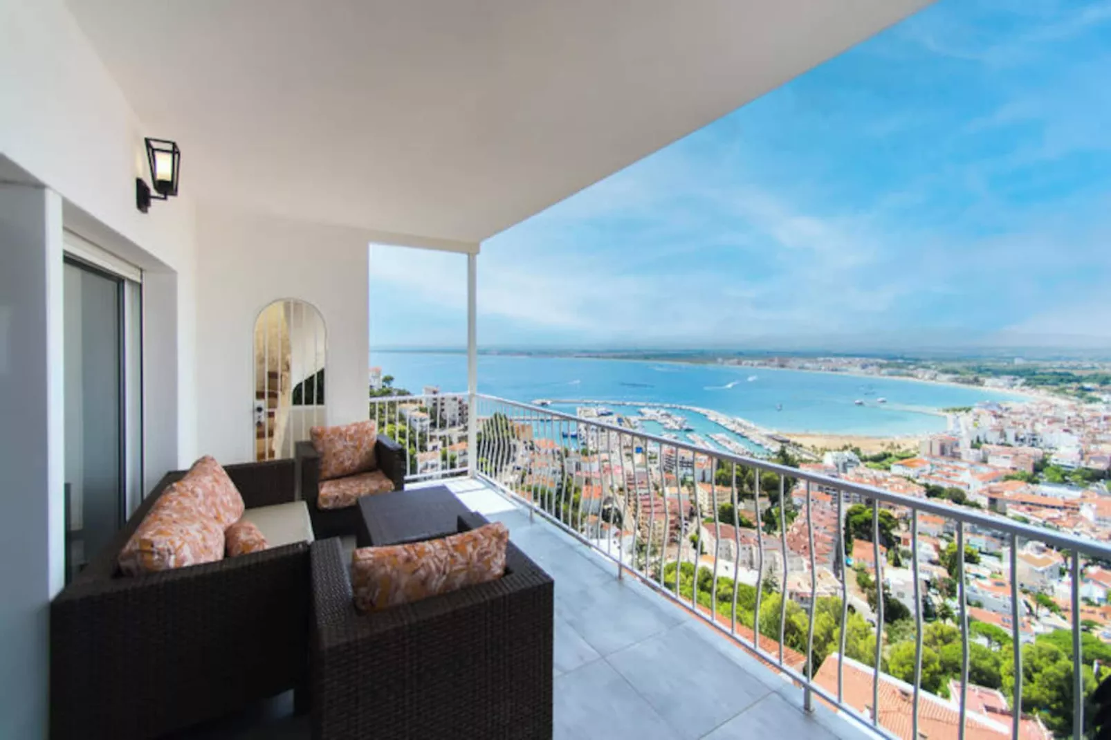 Maison à Roses-Niet-getagd