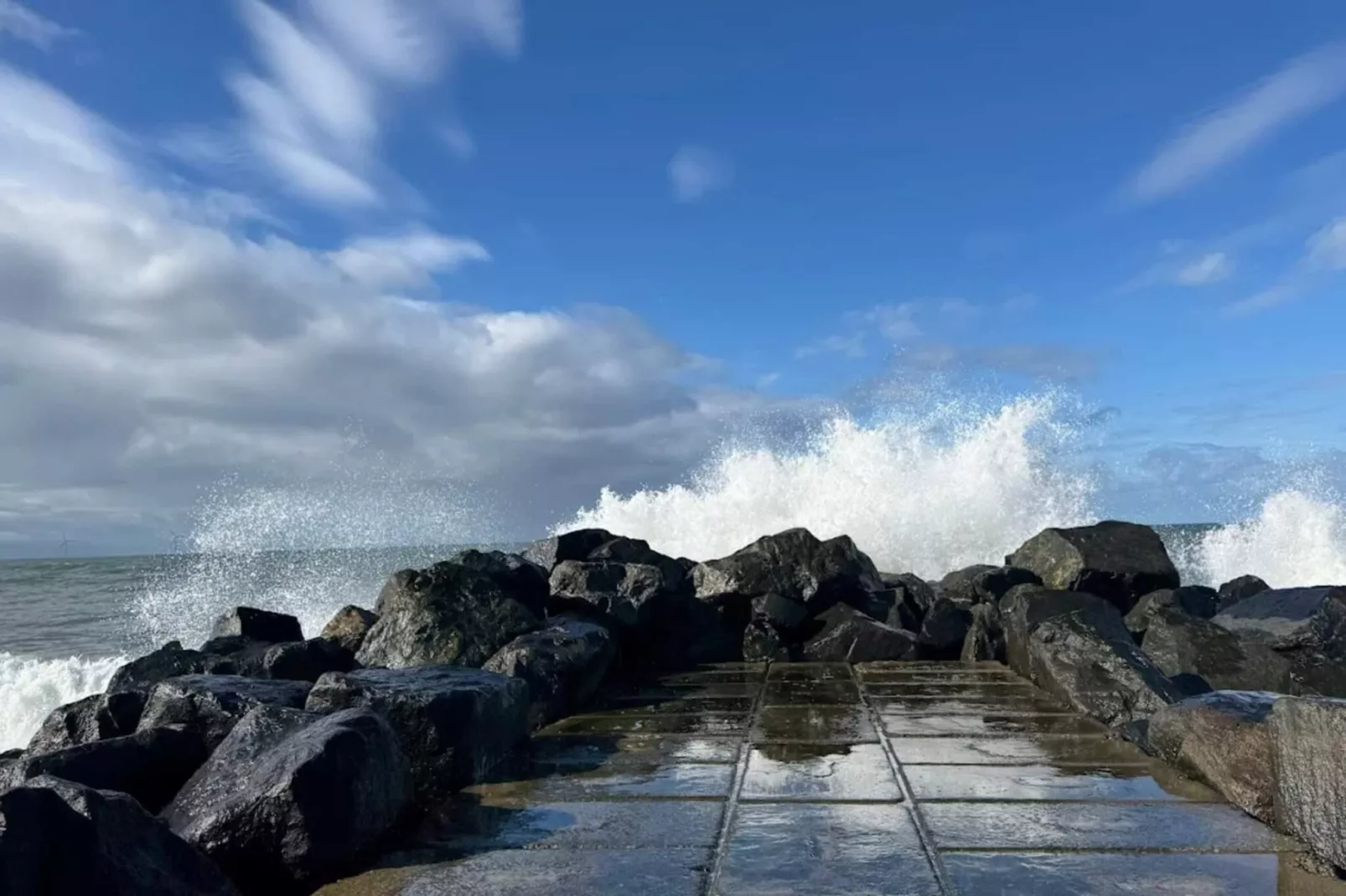 Ontsnapping aan zee met schommel-Waterzicht