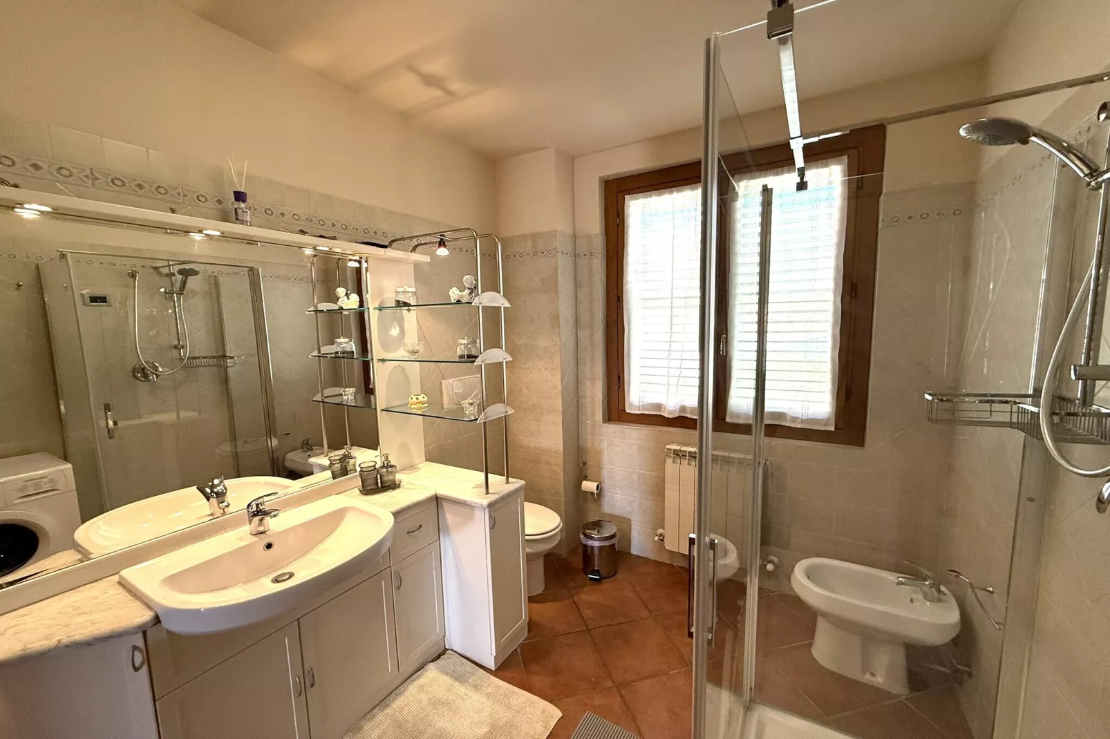 Villa a Loro Ciuffenna-Badkamer