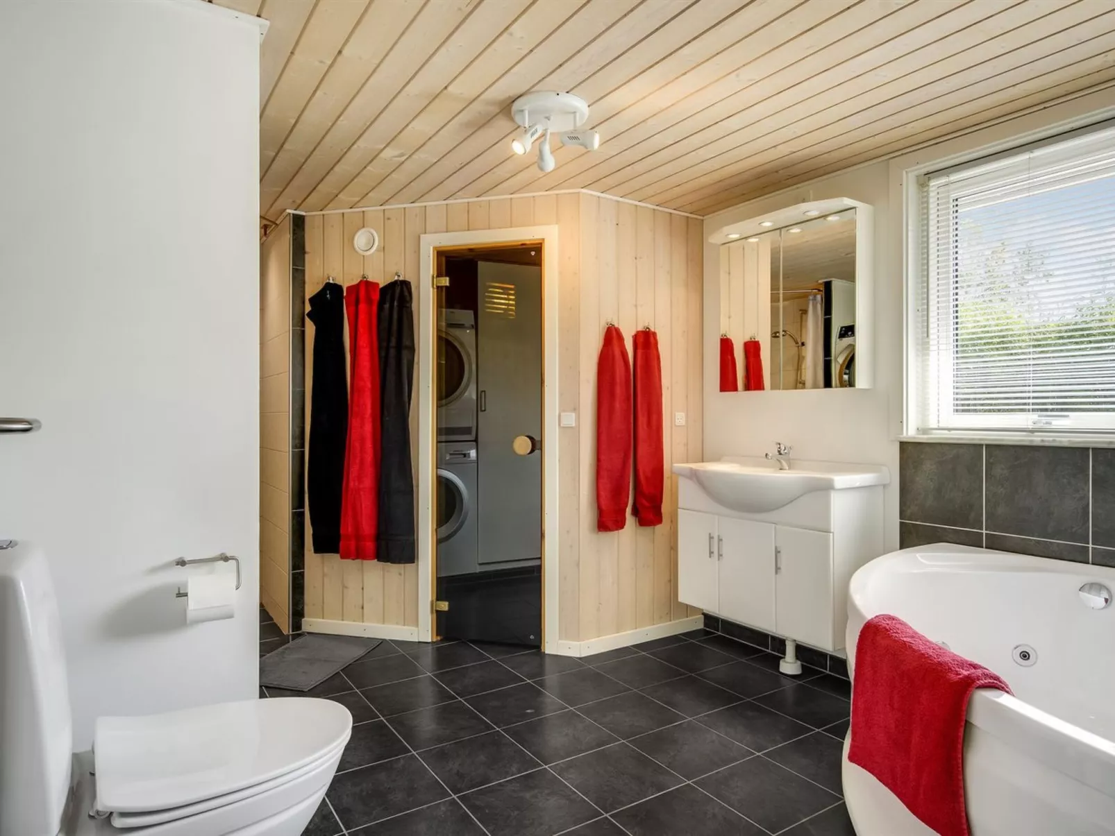 "Anemone" - 700m from the sea-Binnen