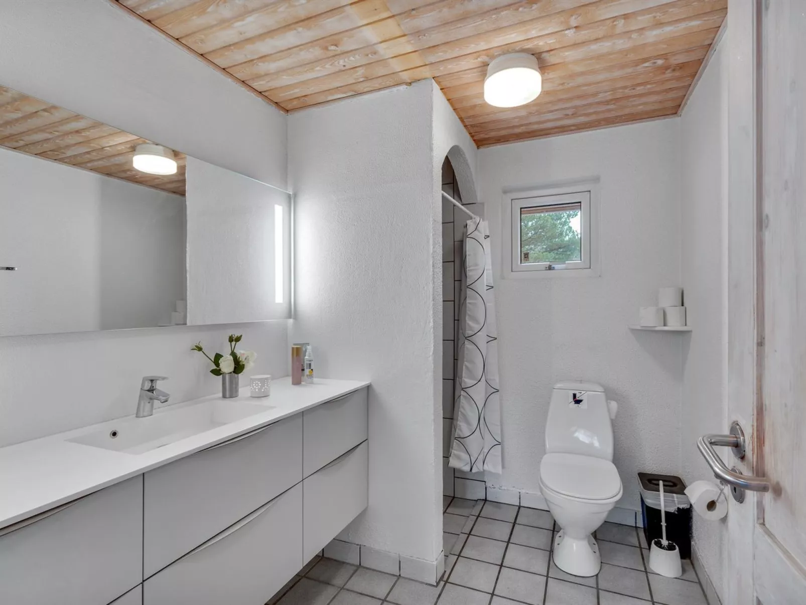 "Vicktoria" - 500m to the fjord-Binnen