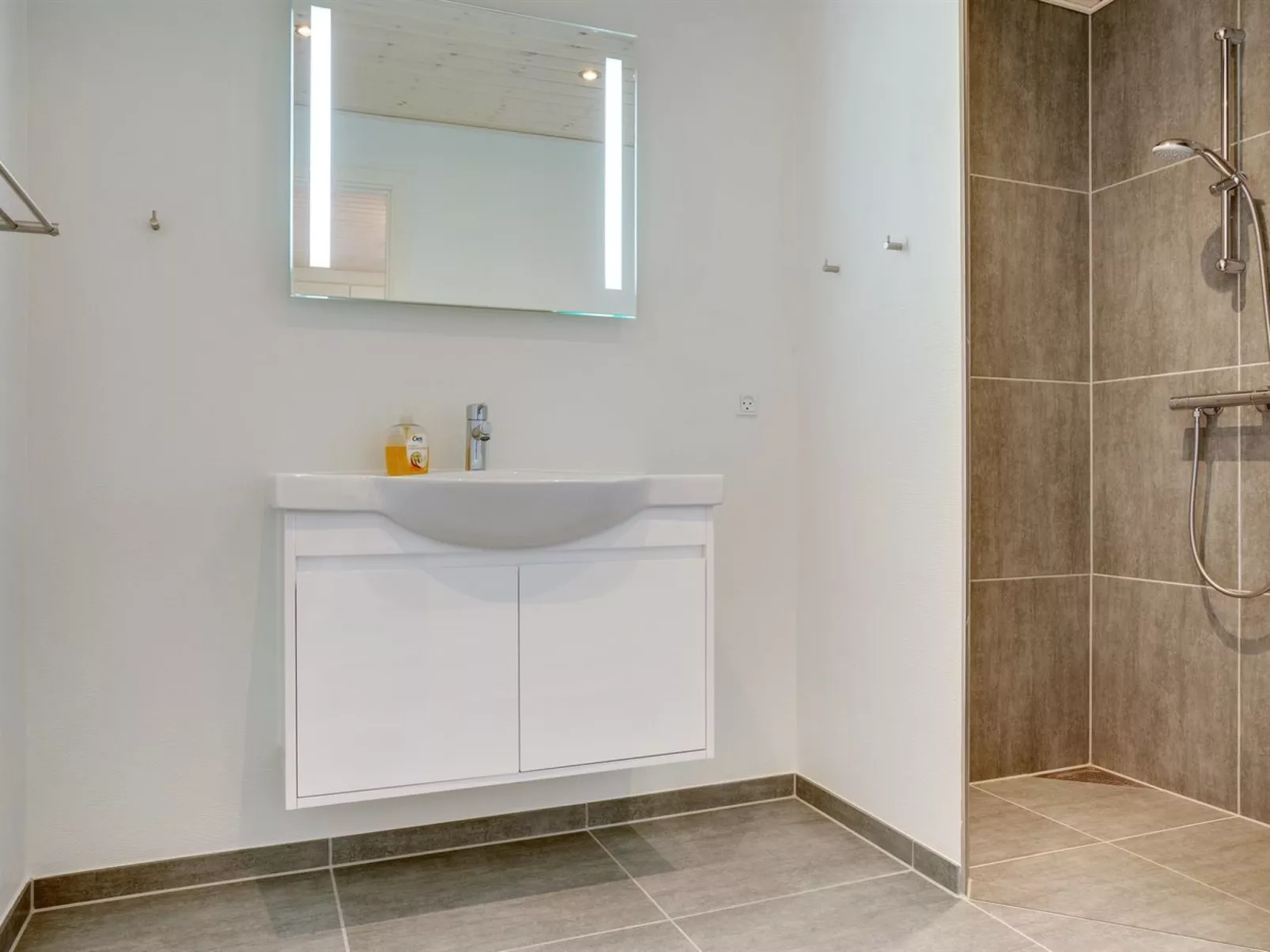 "Alona" - 250m from the sea-Binnen