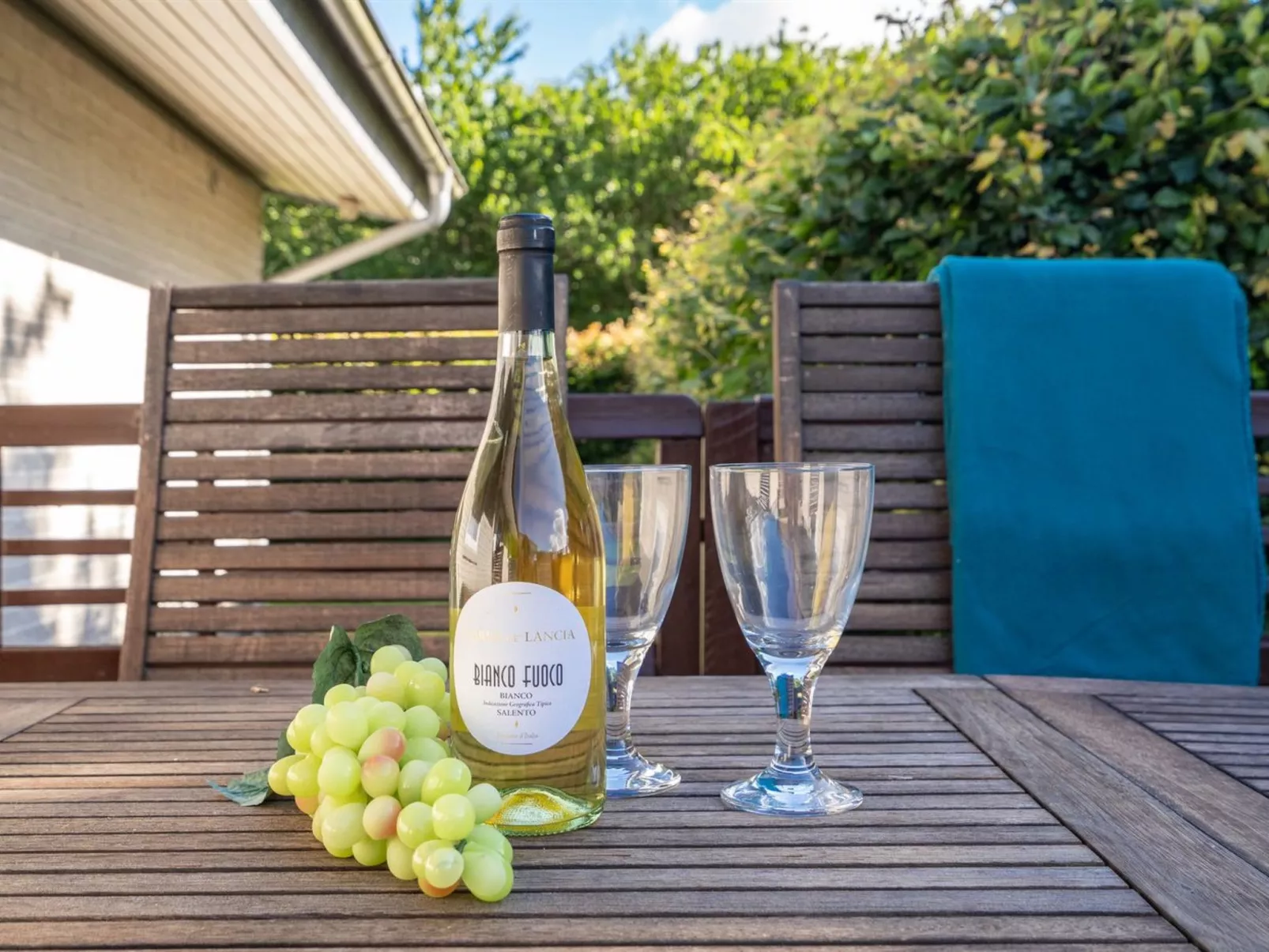 "Anselma" - 800m to the fjord-Buiten