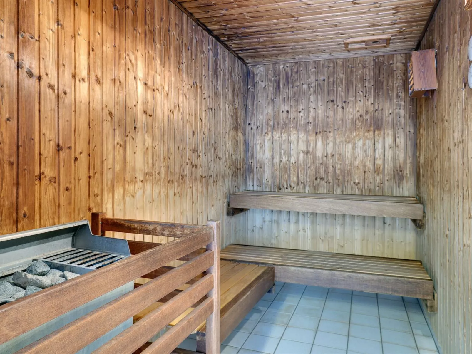 "Niilo" - 1.7km from the sea - Binnen