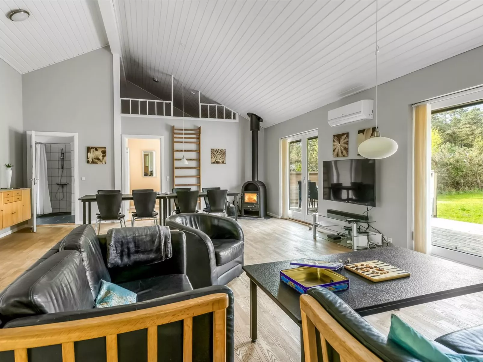 "Ellie" - 300m from the sea-Binnen