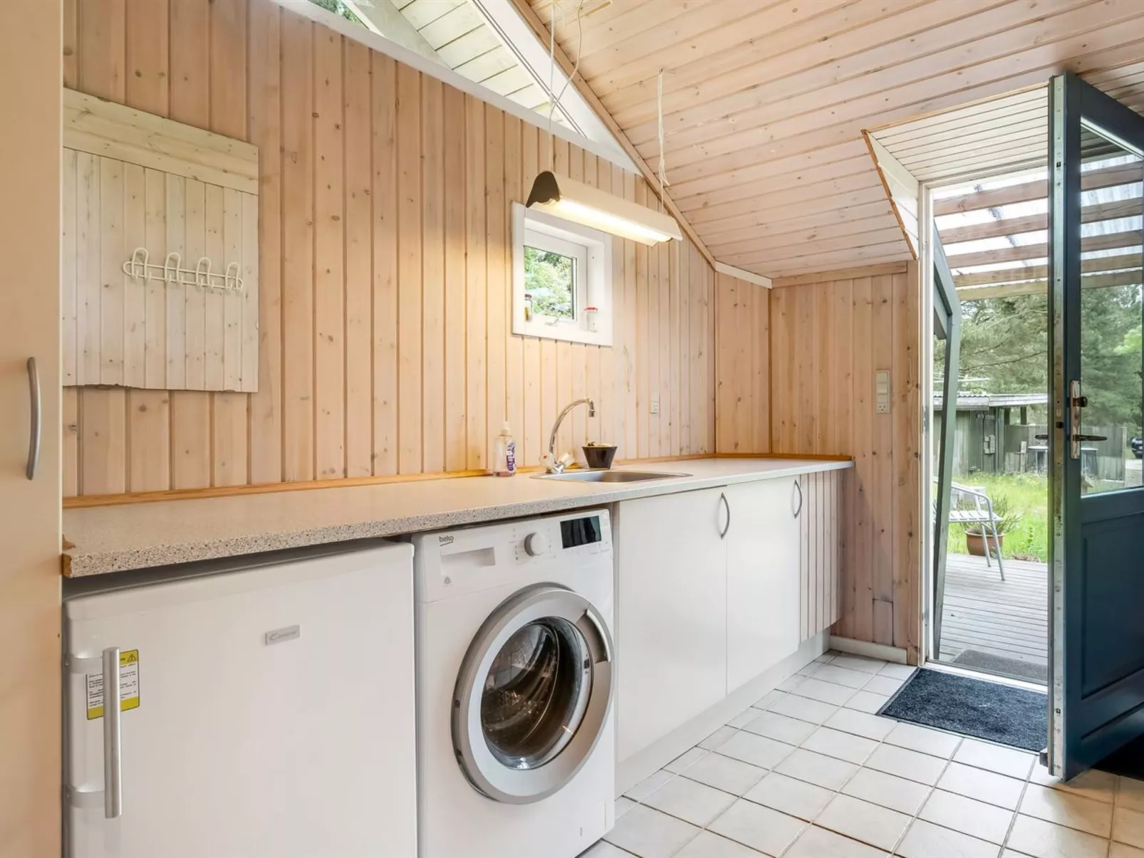 "Aamu" - 300m to the fjord-Binnen