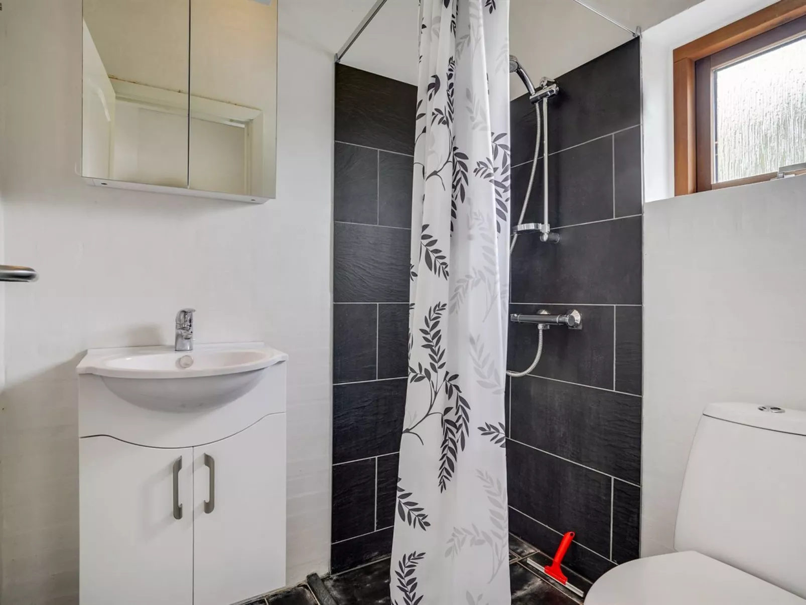 "Roope" - 50m from the sea-Binnen