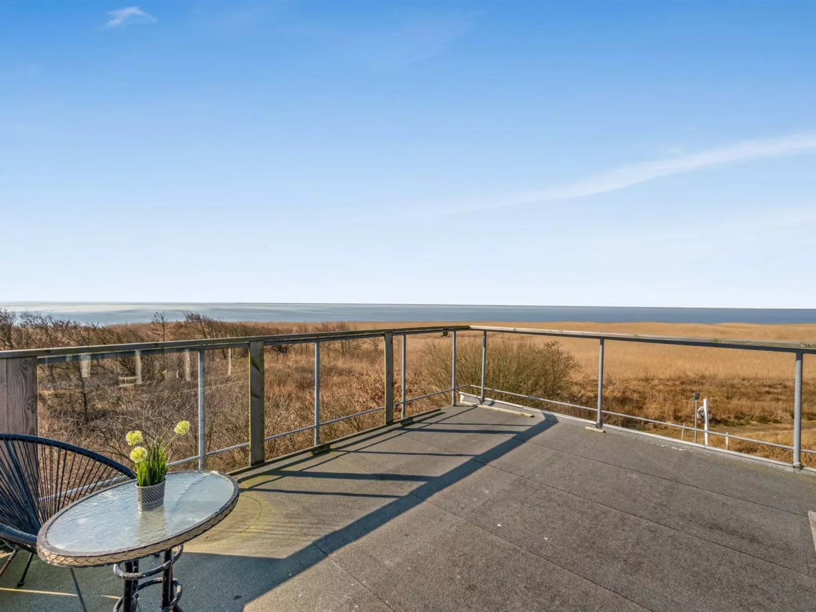 "Bjart" - 50m to the fjord-Buiten