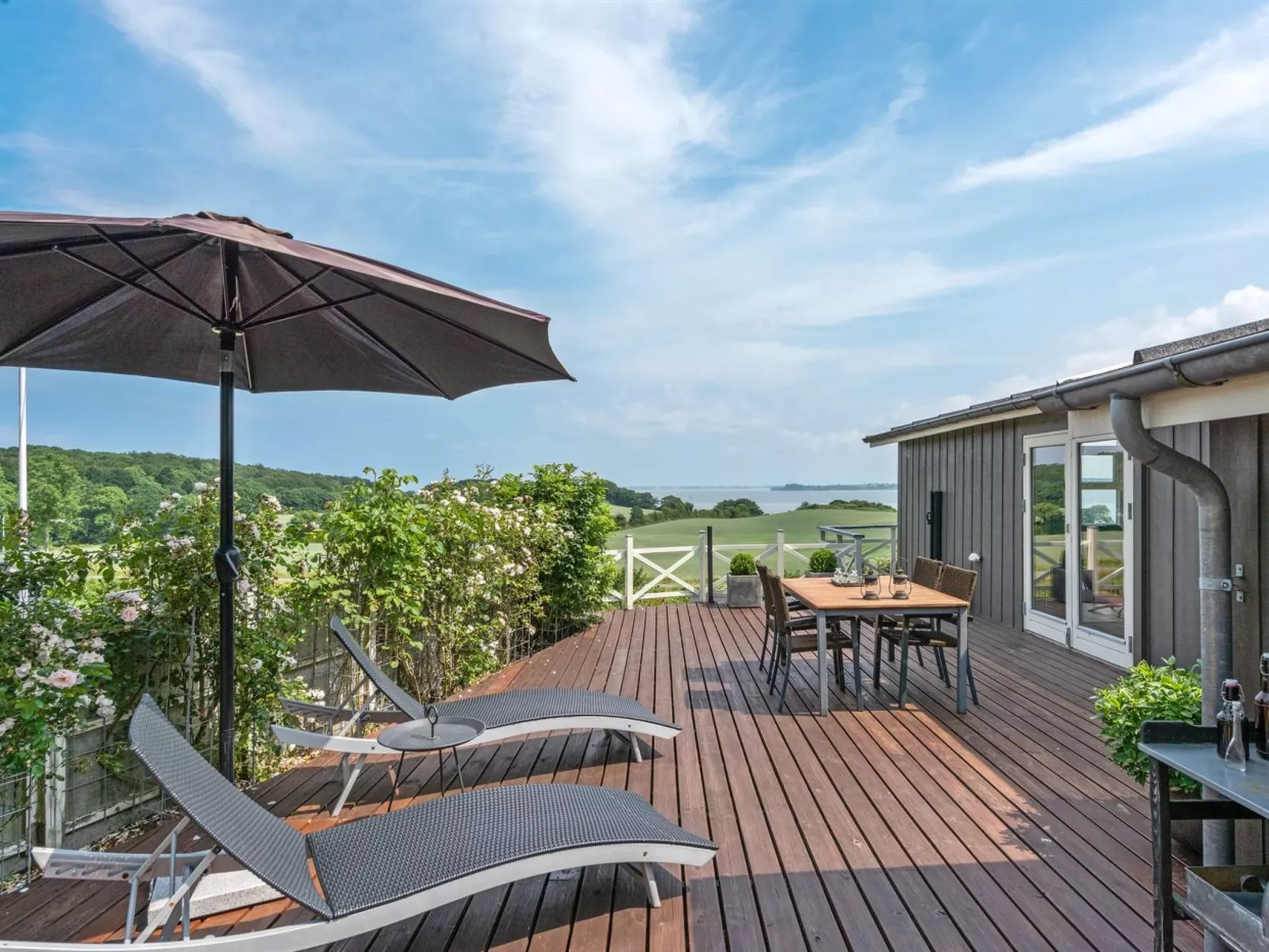 "Haraldina" - 350m to the fjord-Buiten