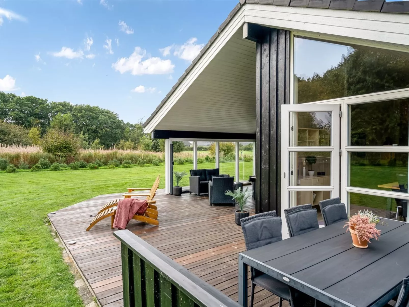 "Femke" - 250m to the fjord-Buiten