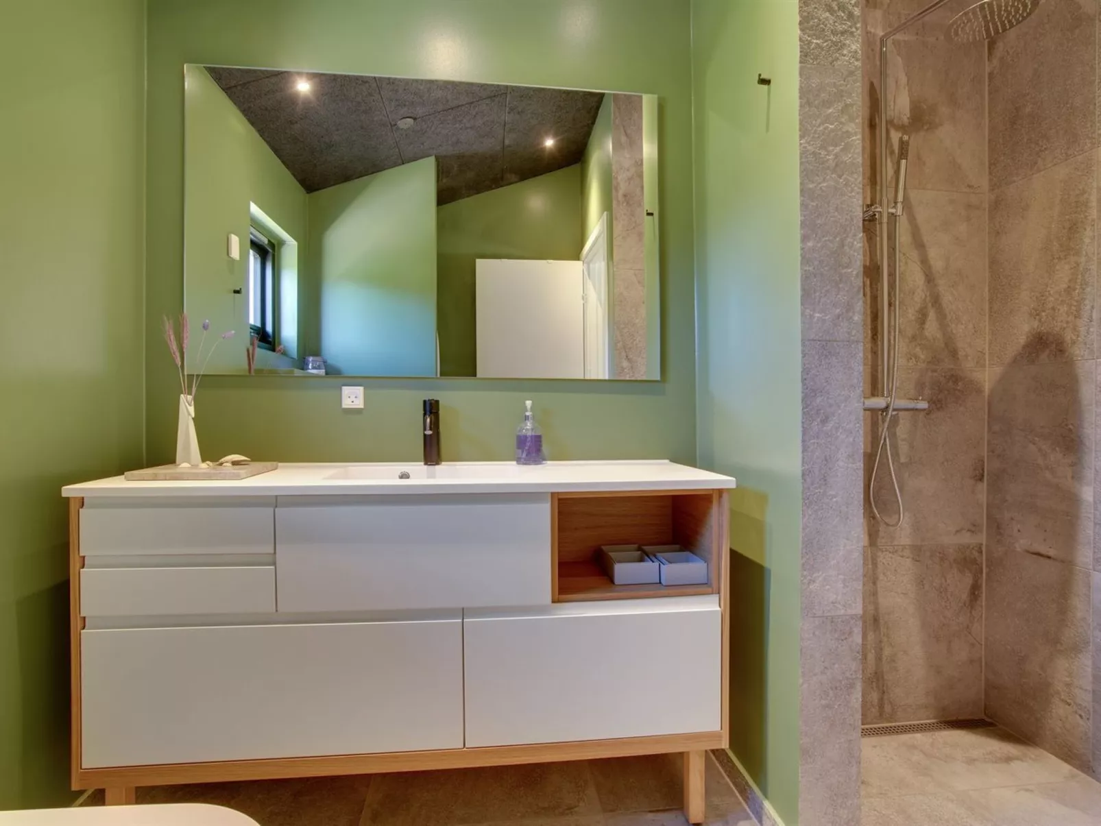 "Ileana" -  from the sea-Binnen