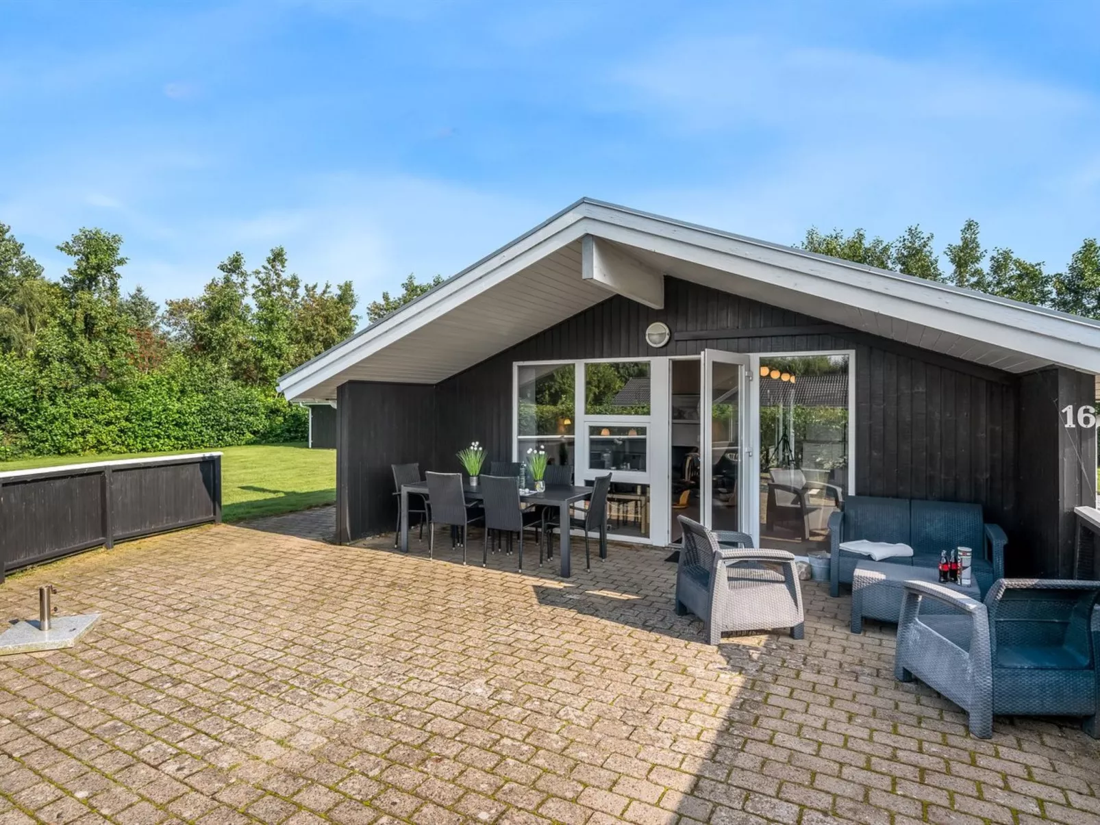 "Robertha" - 800m to the fjord-Buiten