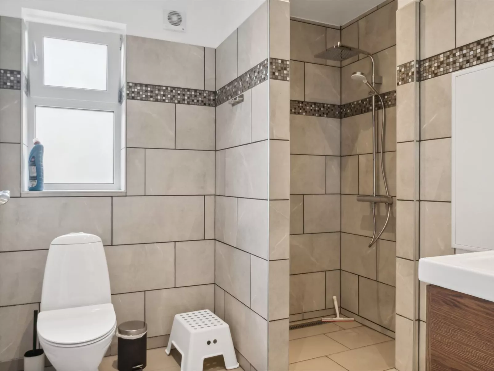 "Bjarka" - 700m from the sea-Binnen