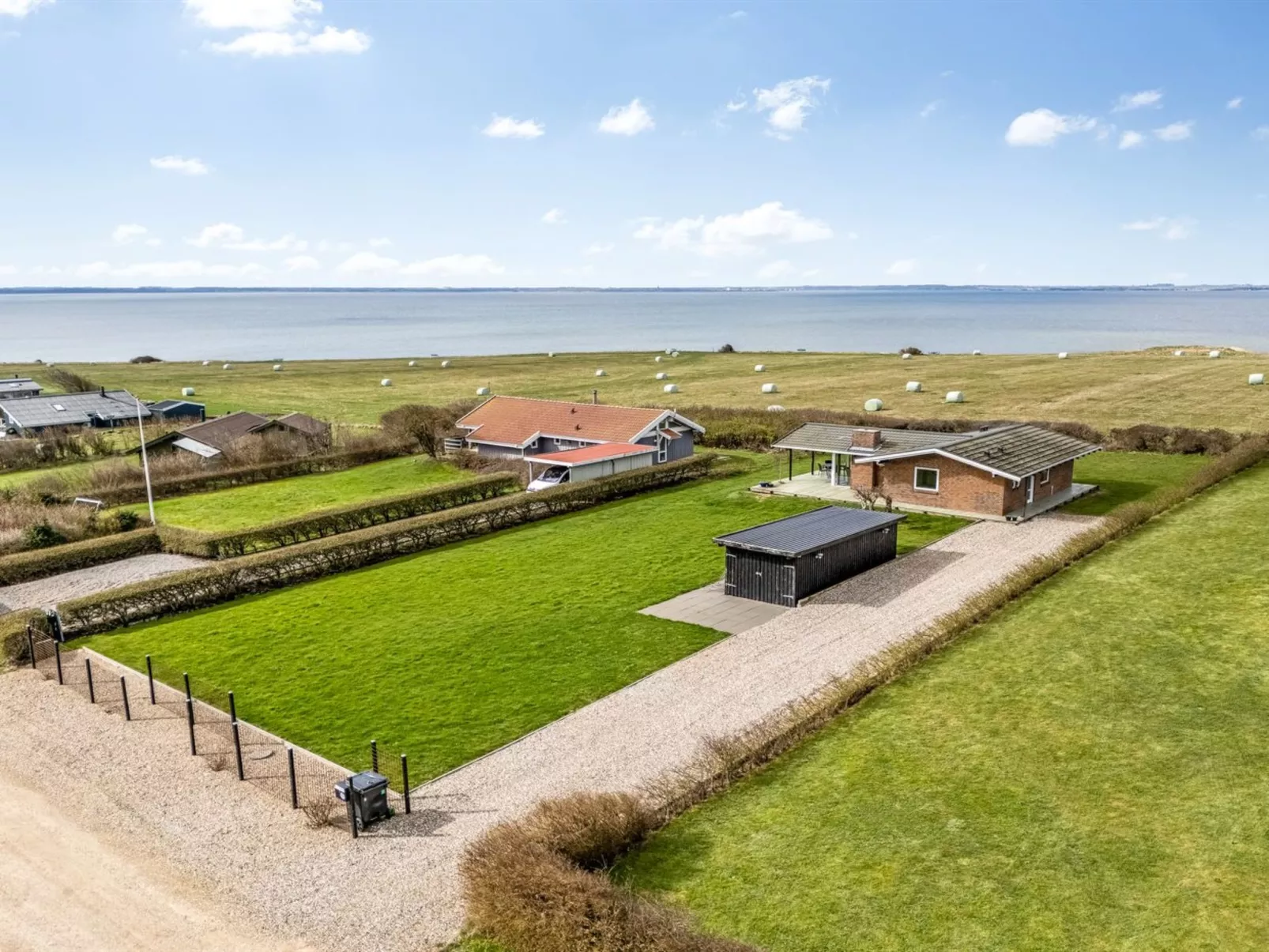 "Kirsa" - 200m to the fjord-Buiten