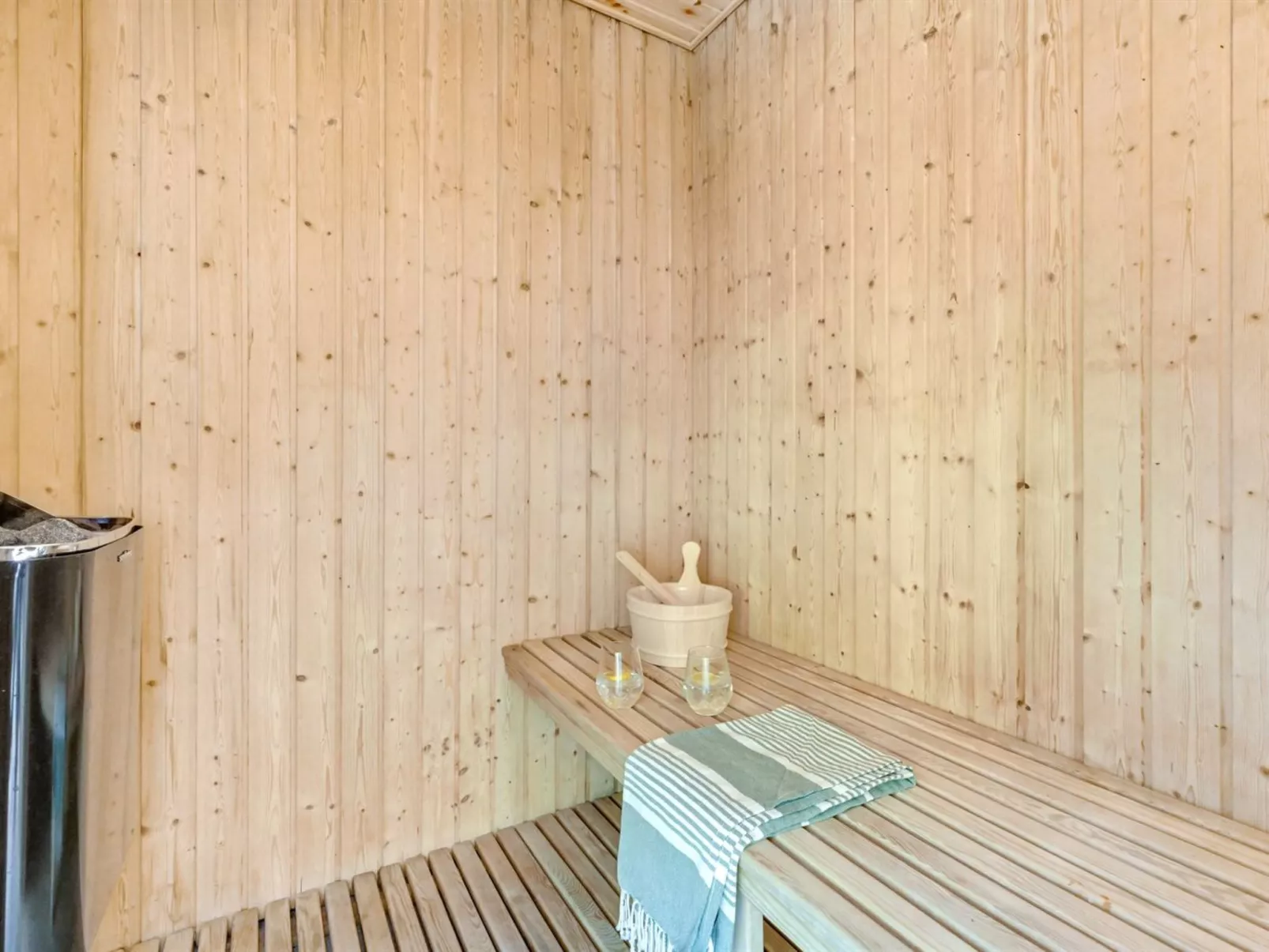 "Liviana" -  from the sea-Binnen