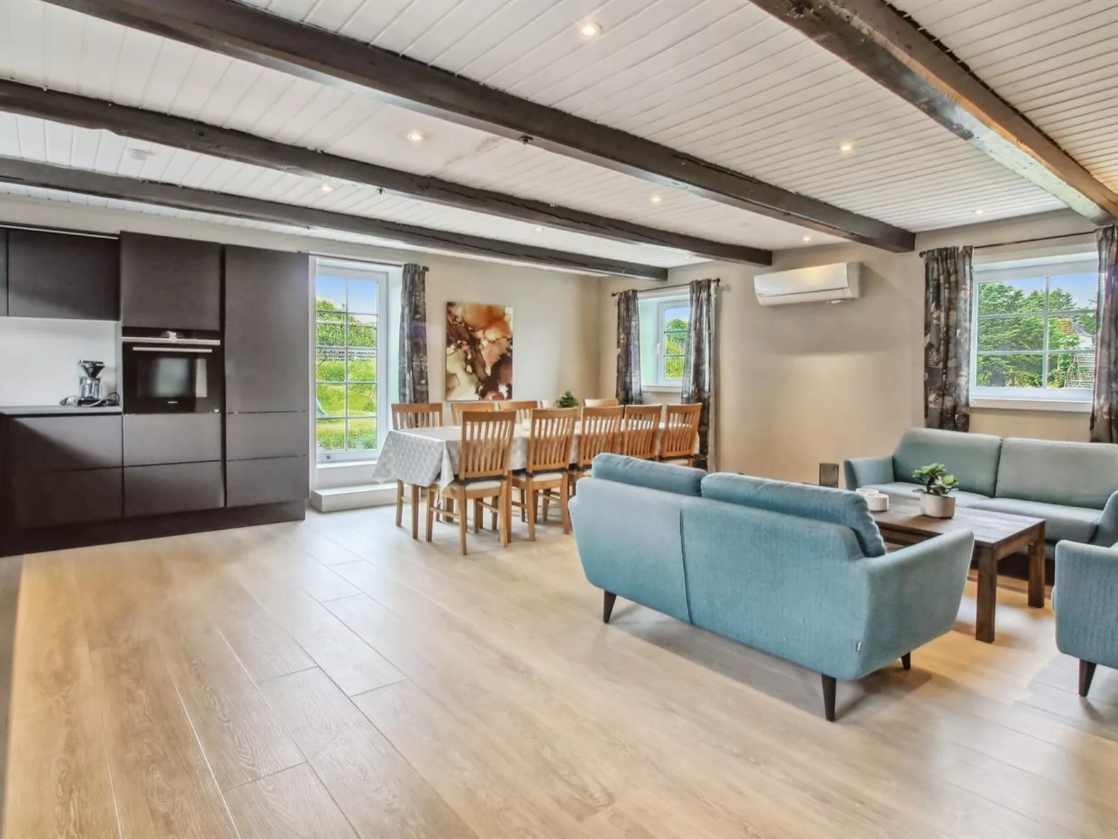 "Law" - 400m from the sea-Binnen