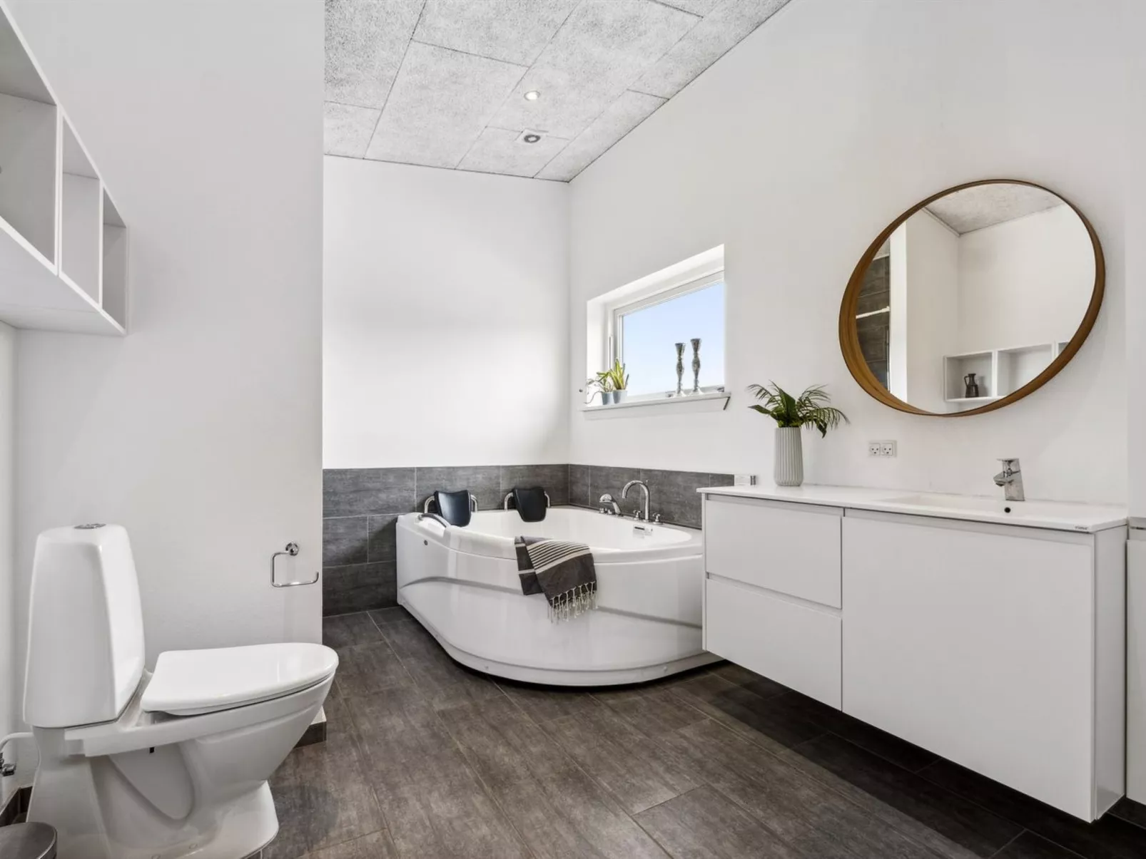 "Ingebrit" - 1.4km from the sea-Binnen