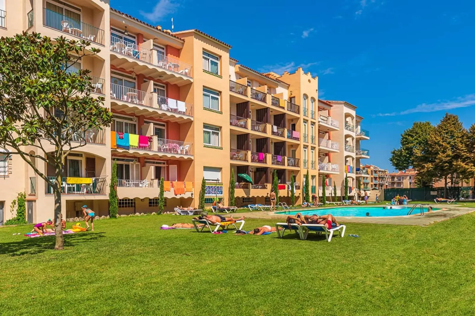 APARTAMENTOS COMTE D'EMPURIES B24-Buitenkant zomer