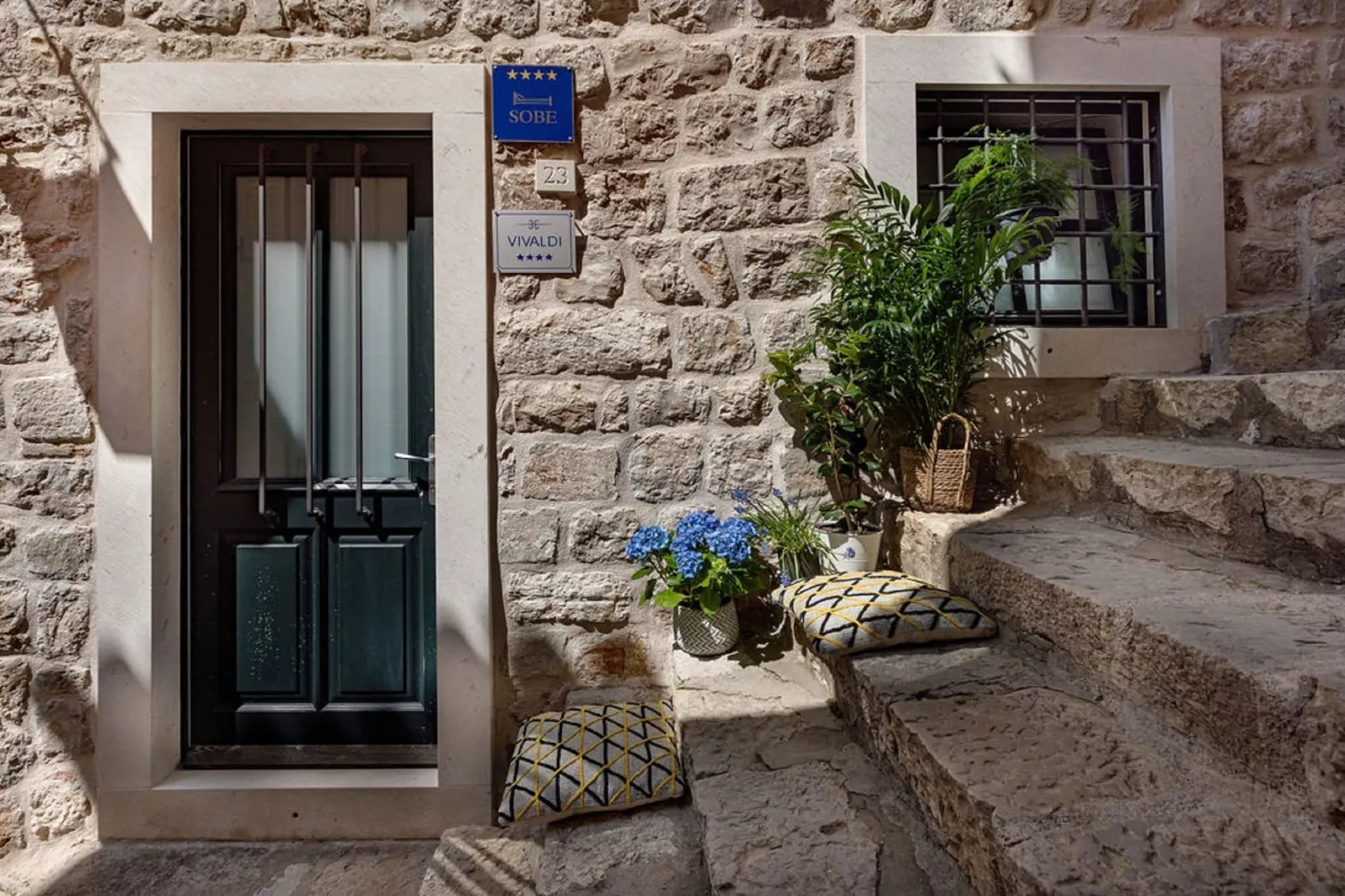 Vivaldi - Deluxe Double Room with Side City View (S3)-Buitenlucht