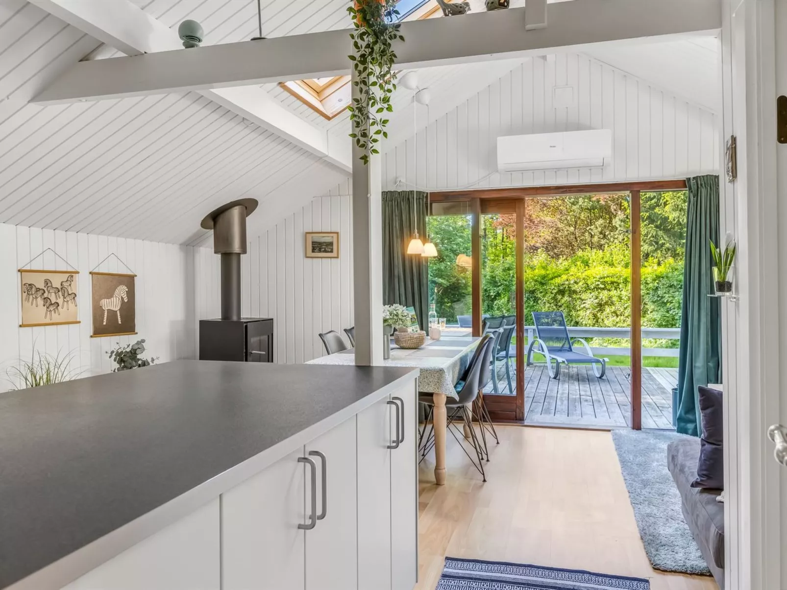 "Ung" - 30km from the sea-Binnen