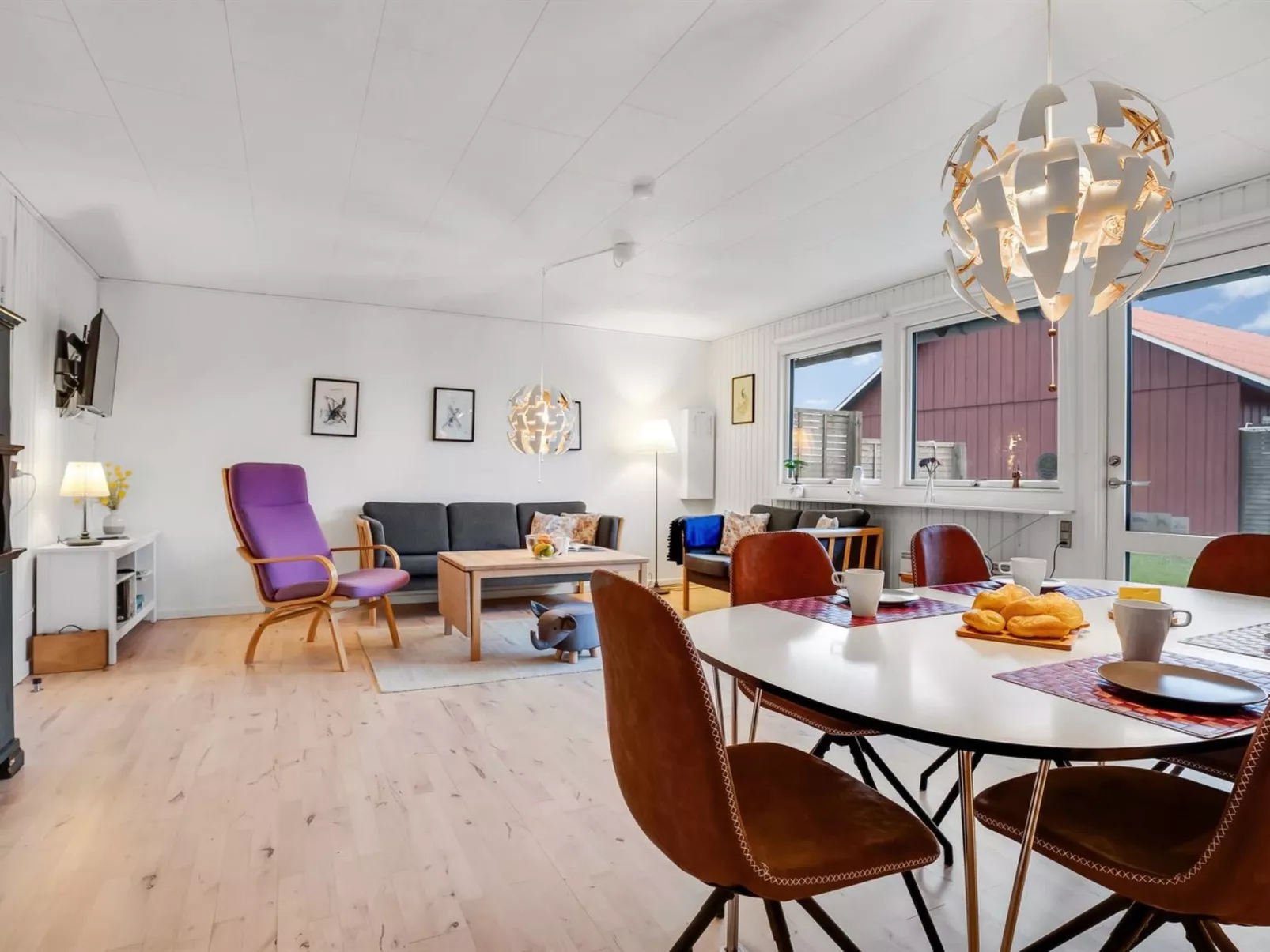 "Arise" - 700m from the sea-Binnen