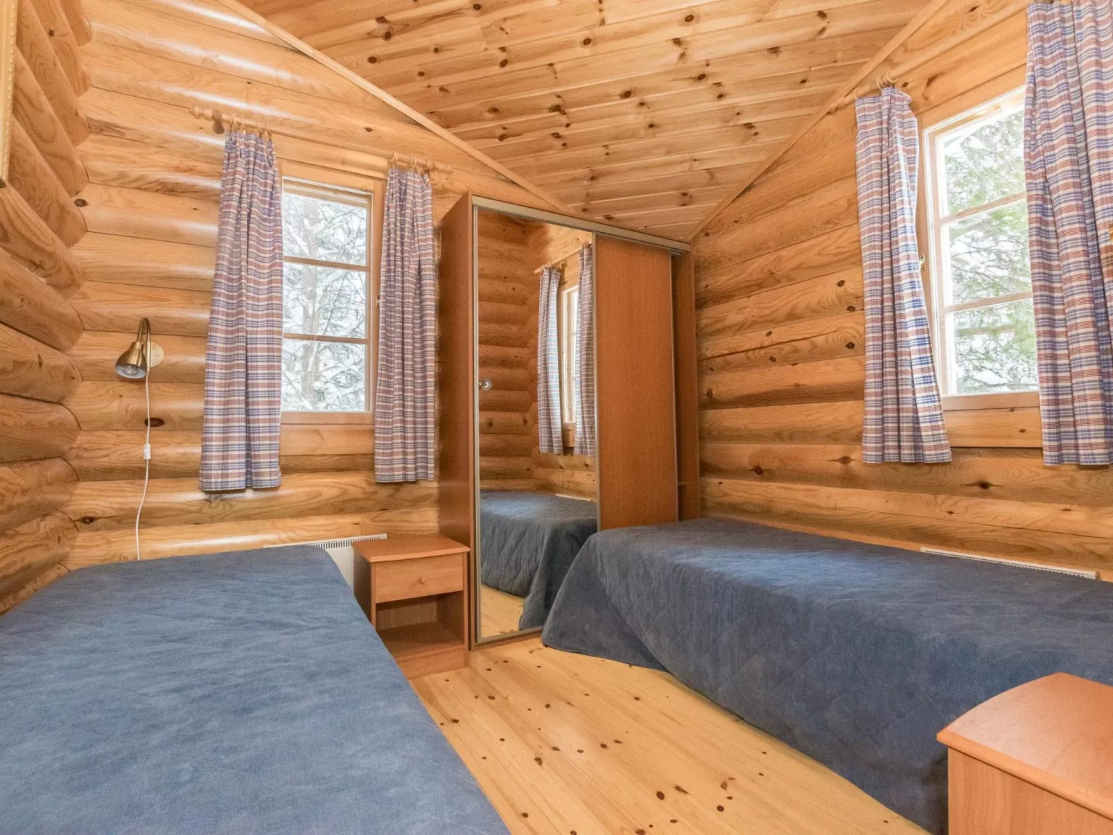 Aurinkoinen hirsimökki-Binnen