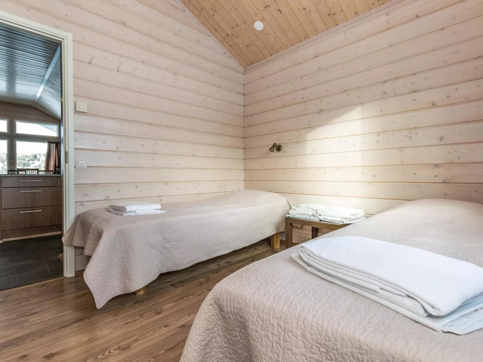 Hallan karhu c, paritalo-Binnen