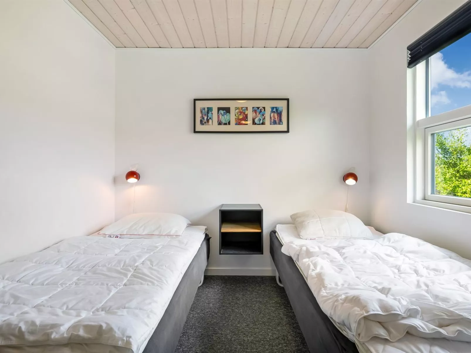 "Akira" - 250m from the sea-Binnen