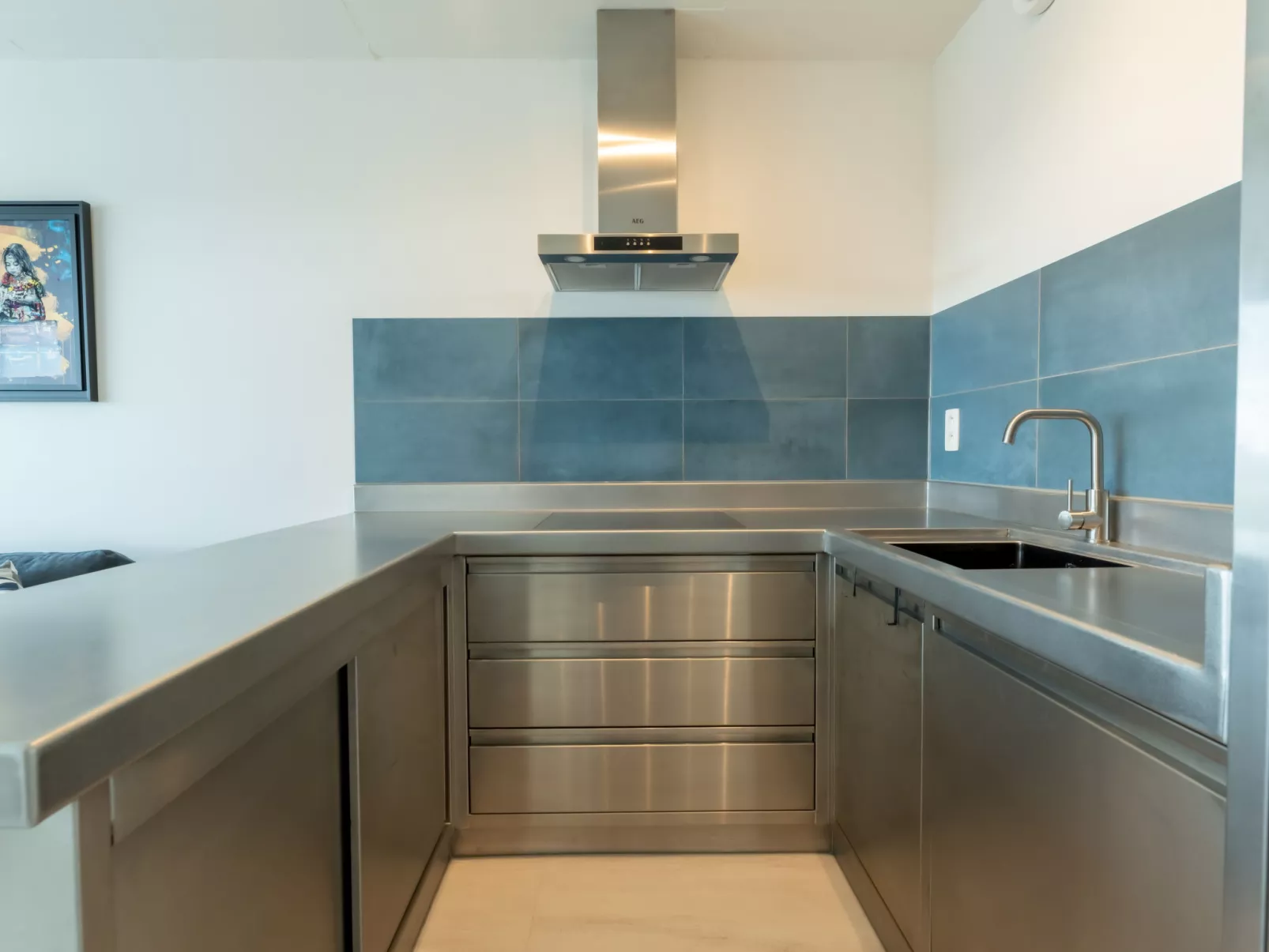 Anne I with harbour view-Binnen