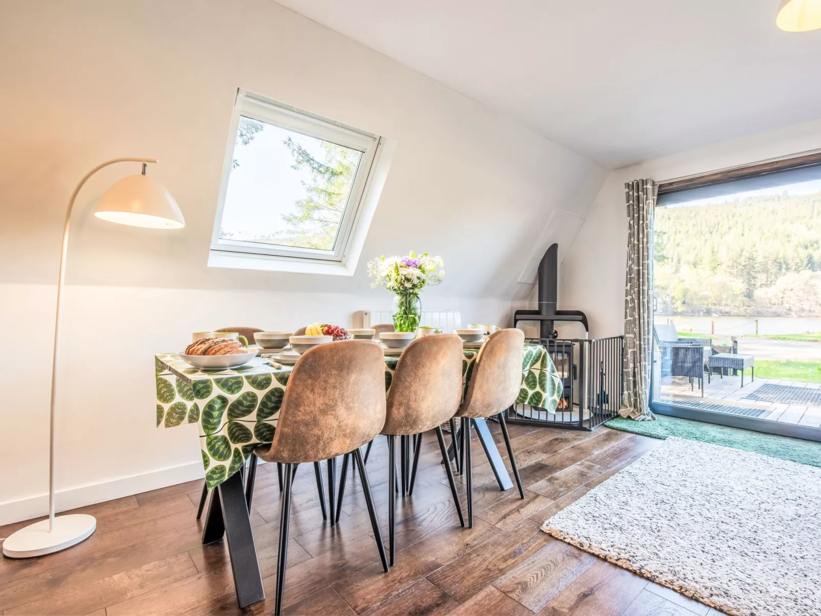 Pine Needle Lodge-Buiten