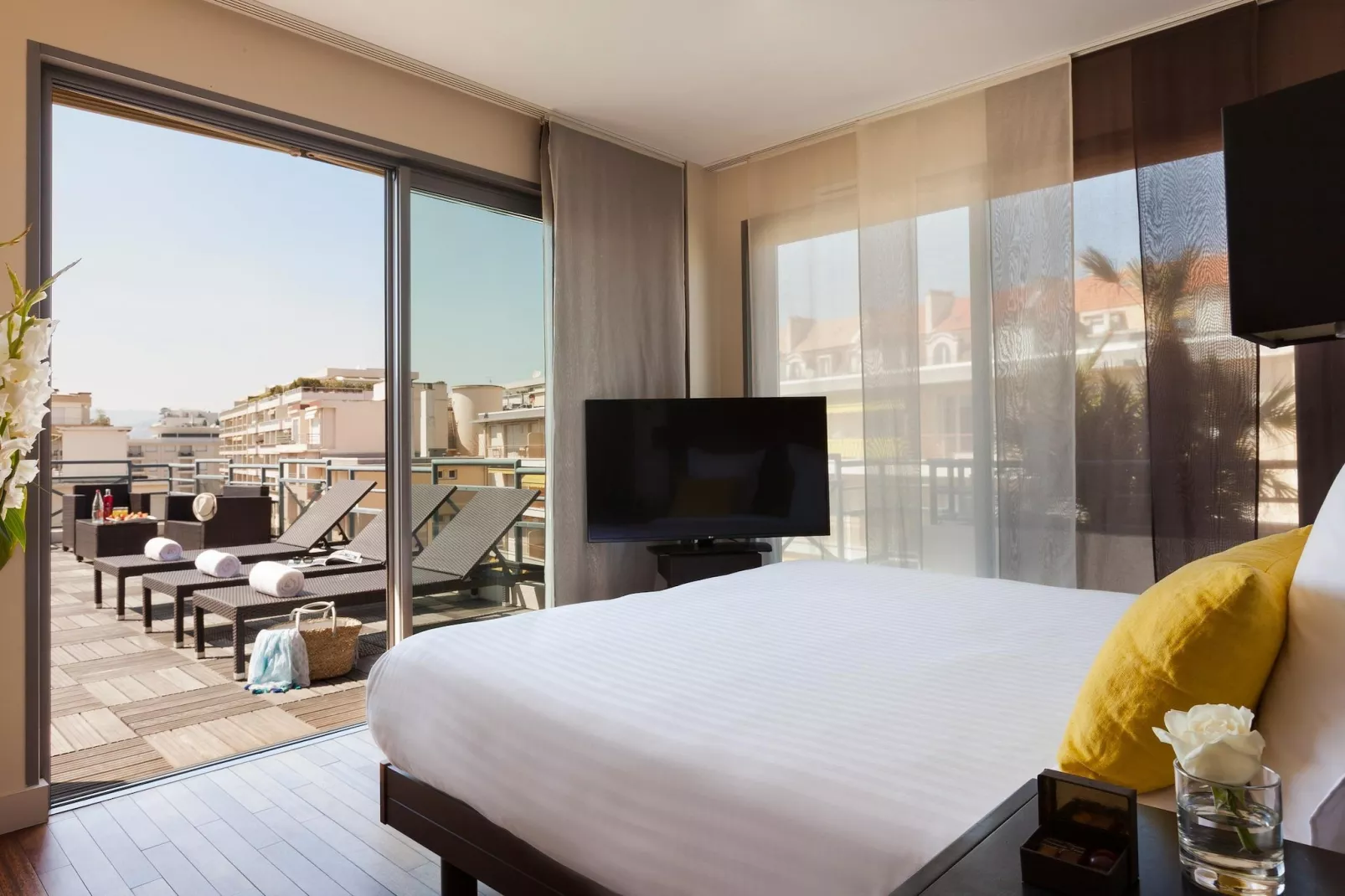 NEHÔ SUITES CANNES CROISETTE - Executive suite with terrace-Slaapkamer