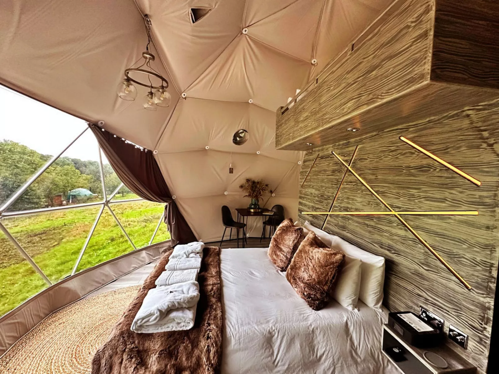 Wakehurst Luxury Dome-Binnen