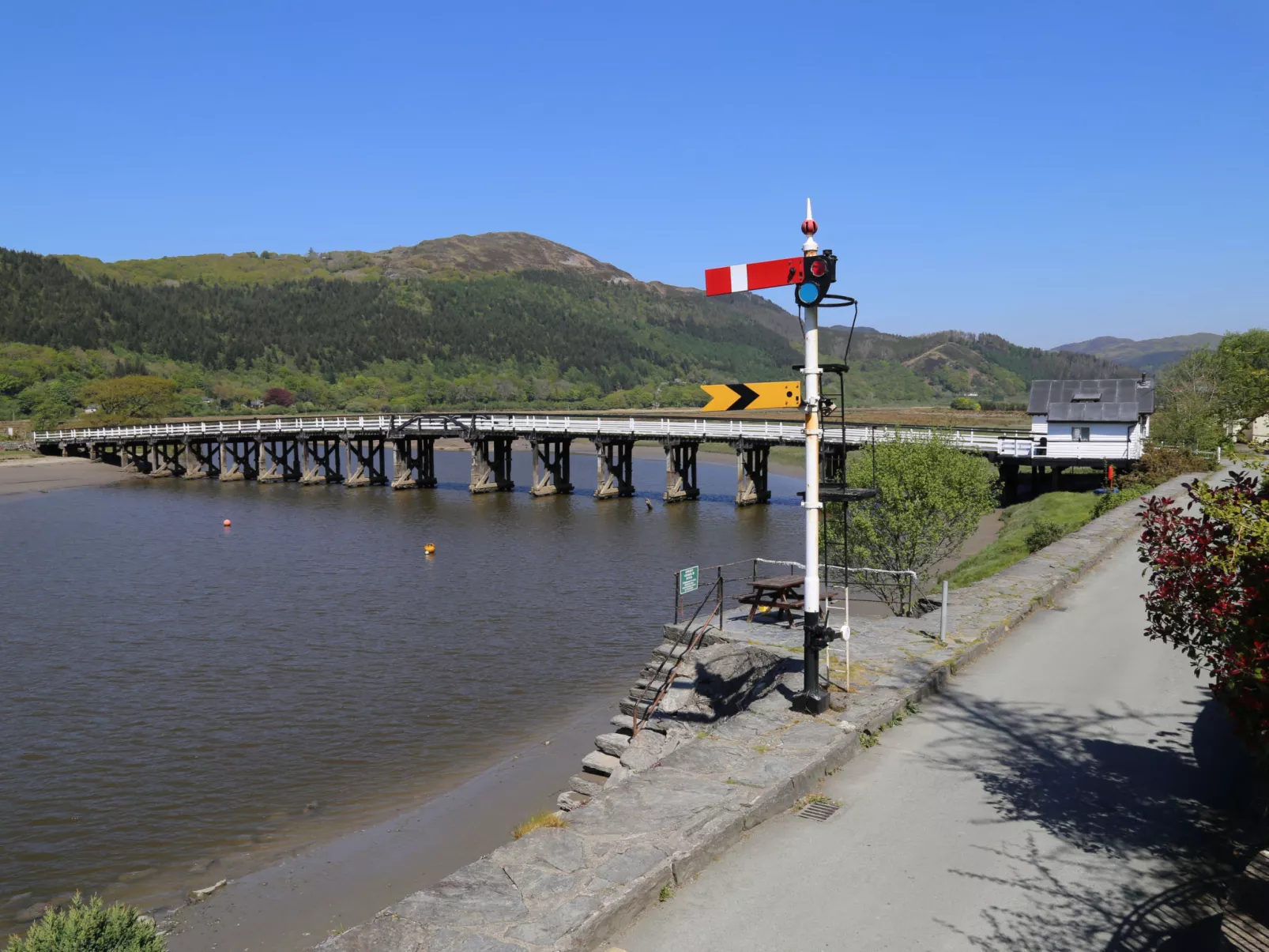 Toll Bridge Cottage-Buiten