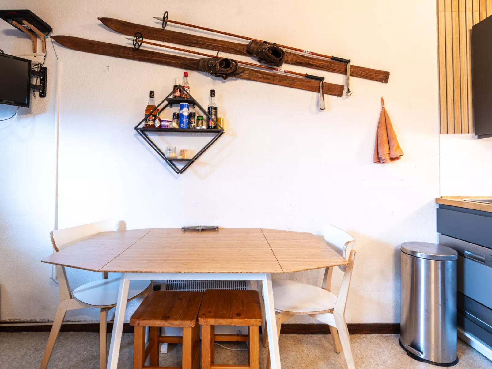 P. LES ESSERTS-Binnen