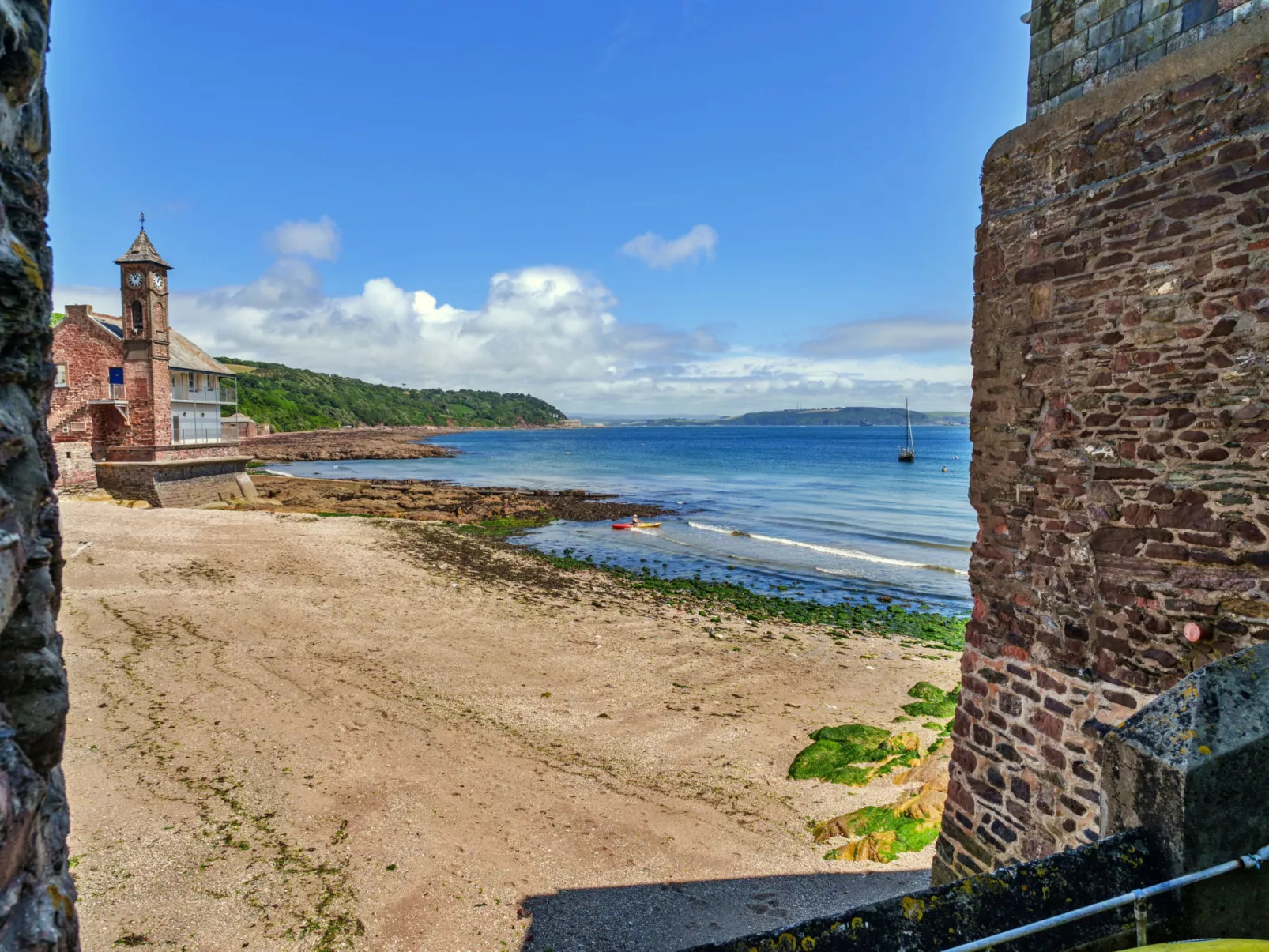 April Cottage-Binnen