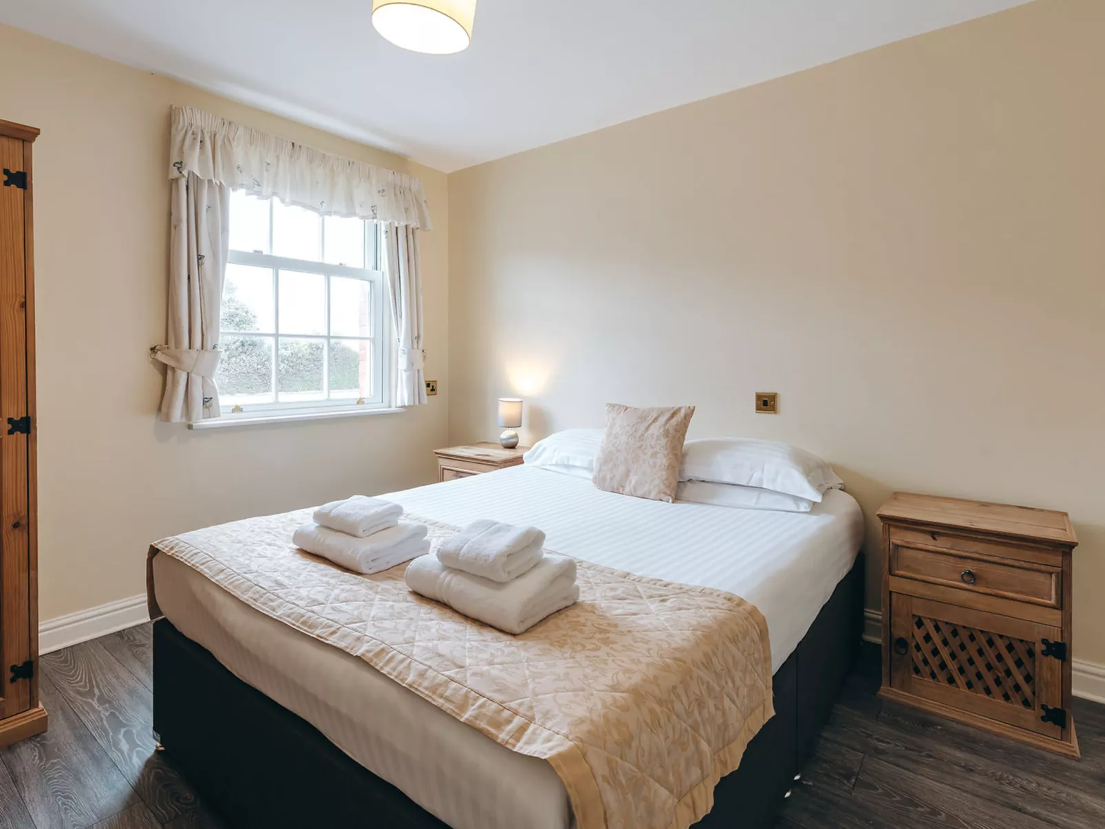 Netley Hall - Poppy-Binnen