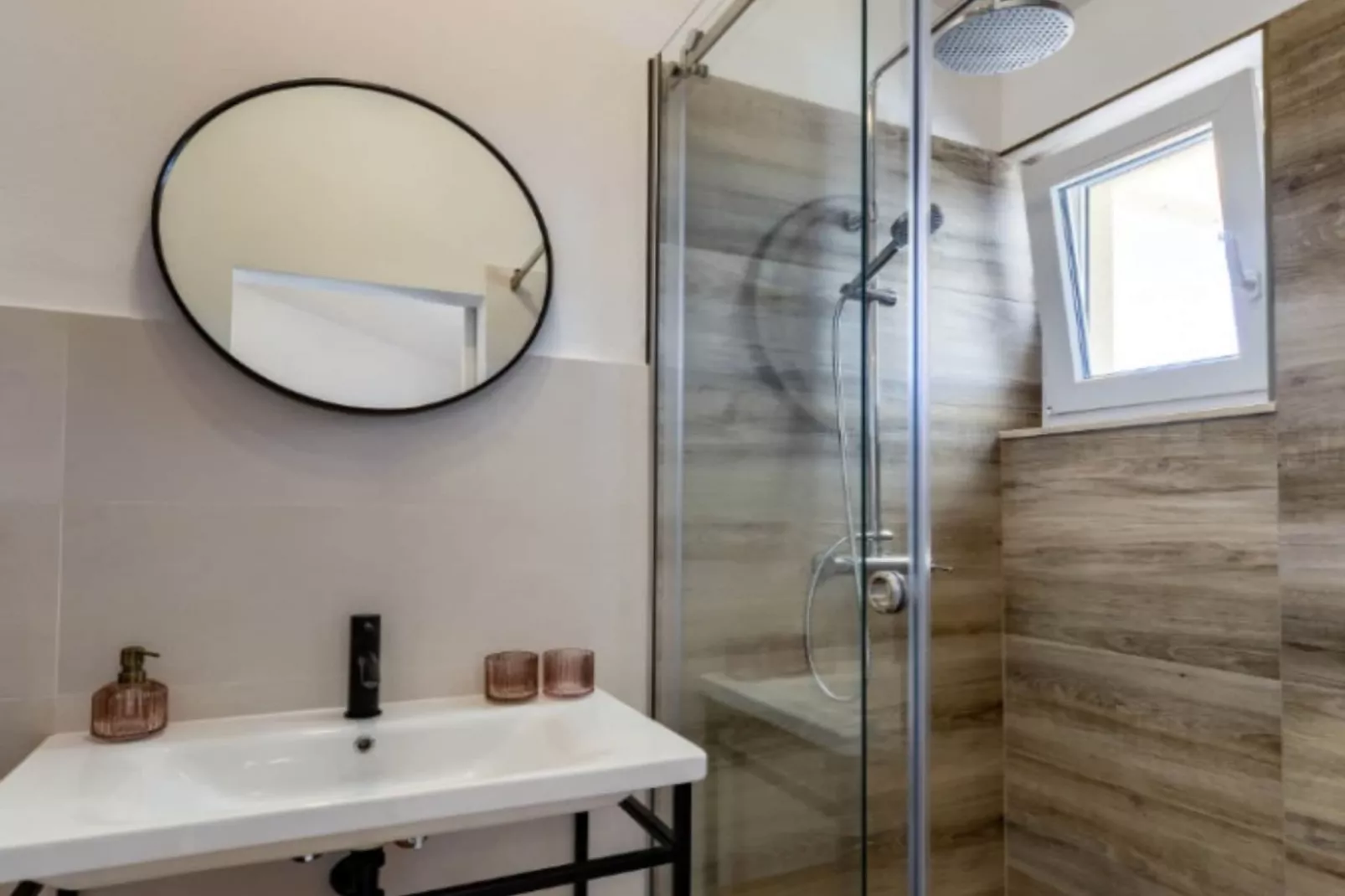 RUSTIC VILLA PEROSA WITH HEATED POOL-Badkamer