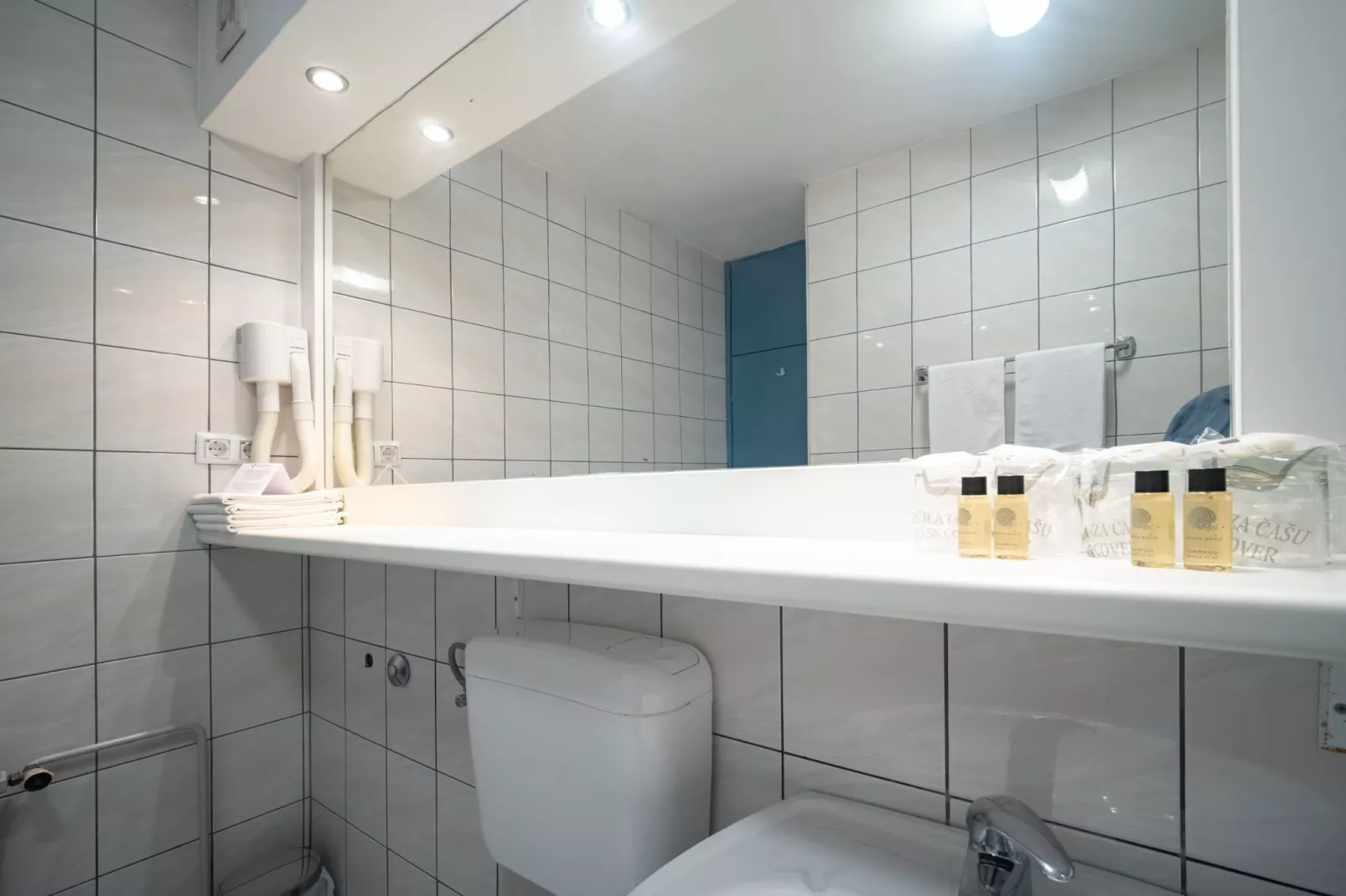 Hotel Issa - Quadruple Room Sea View-Badkamer