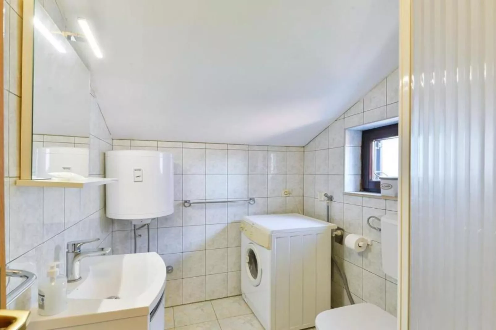 Apartments Franica with Heated Pool and Hot-Tub - Two Bedroom Apartment with Balcony-Badkamer