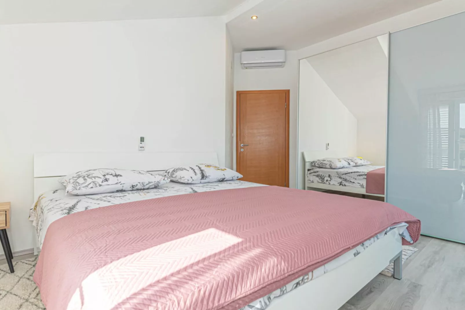 Villa Maria with Outdoor Pool - Five Bedroom Villa with Outdoor Pool-Slaapkamer