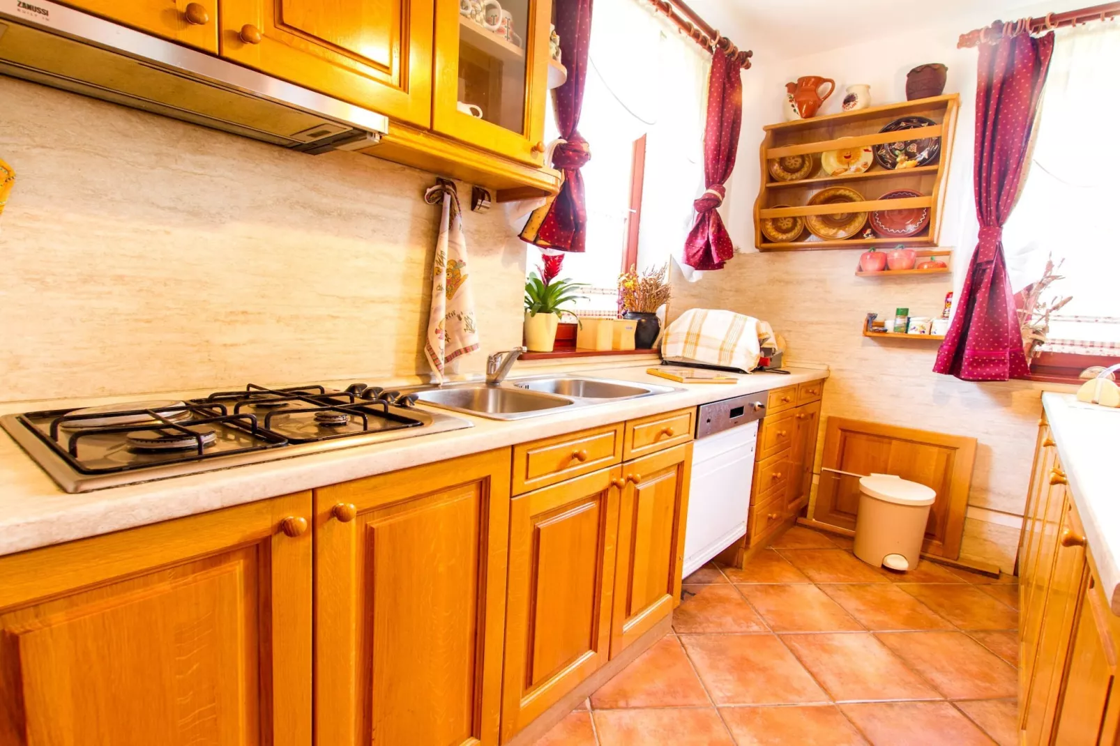 Rustic Charm Cottage Country House with Sauna - Five Bedroom  Holiday Home with Sauna-Keuken