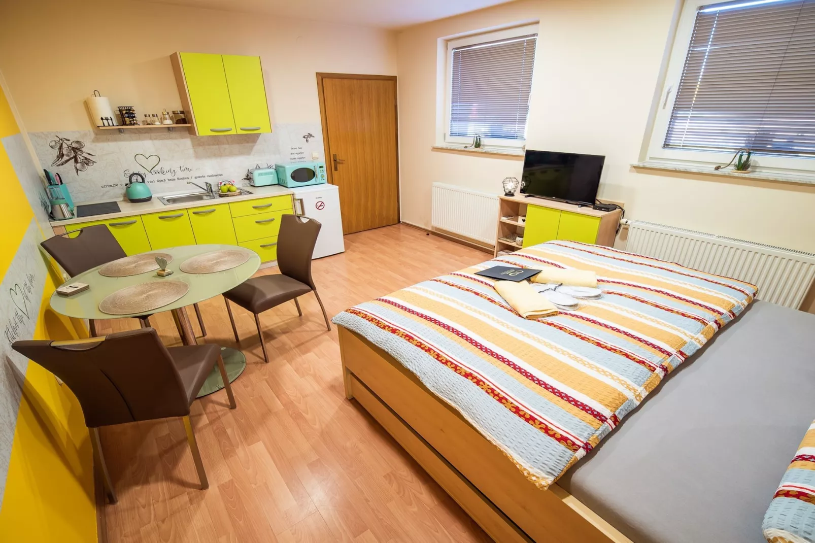 Elegant and Stylish Retreat Apartments with Terrace - Studio Apartment with Terrace-Slaapkamer