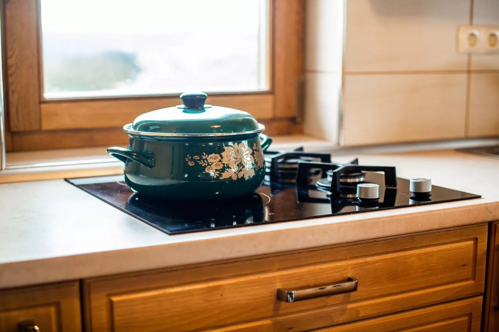 Vivid Hillside Country House with Hot-Tub and Sauna - Two Bedroom Country House-Keuken