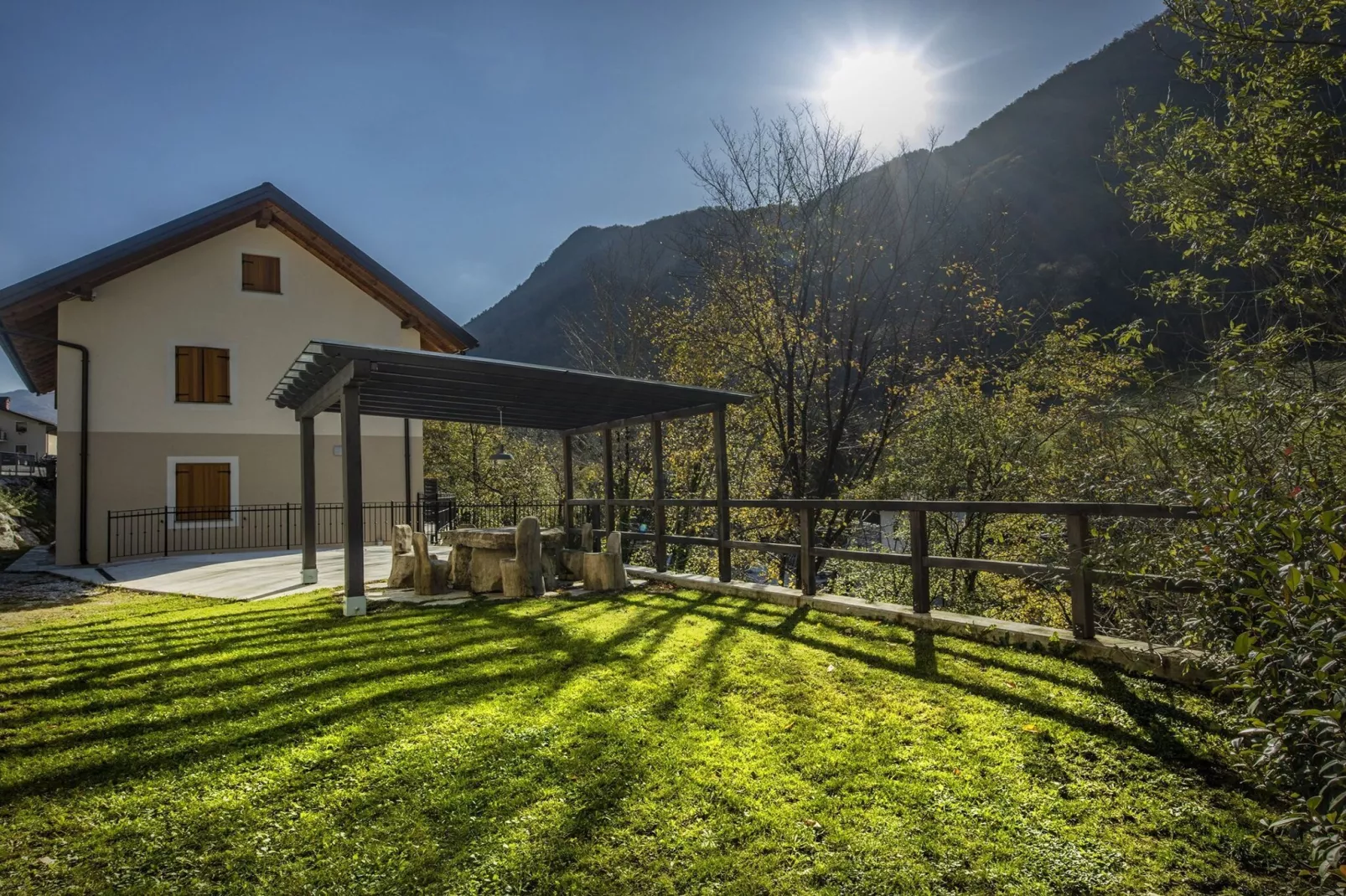 Riverside Rustic Ridge Apartments with Balcony - Three Bedroom Apartment with Balcony-Buitenlucht