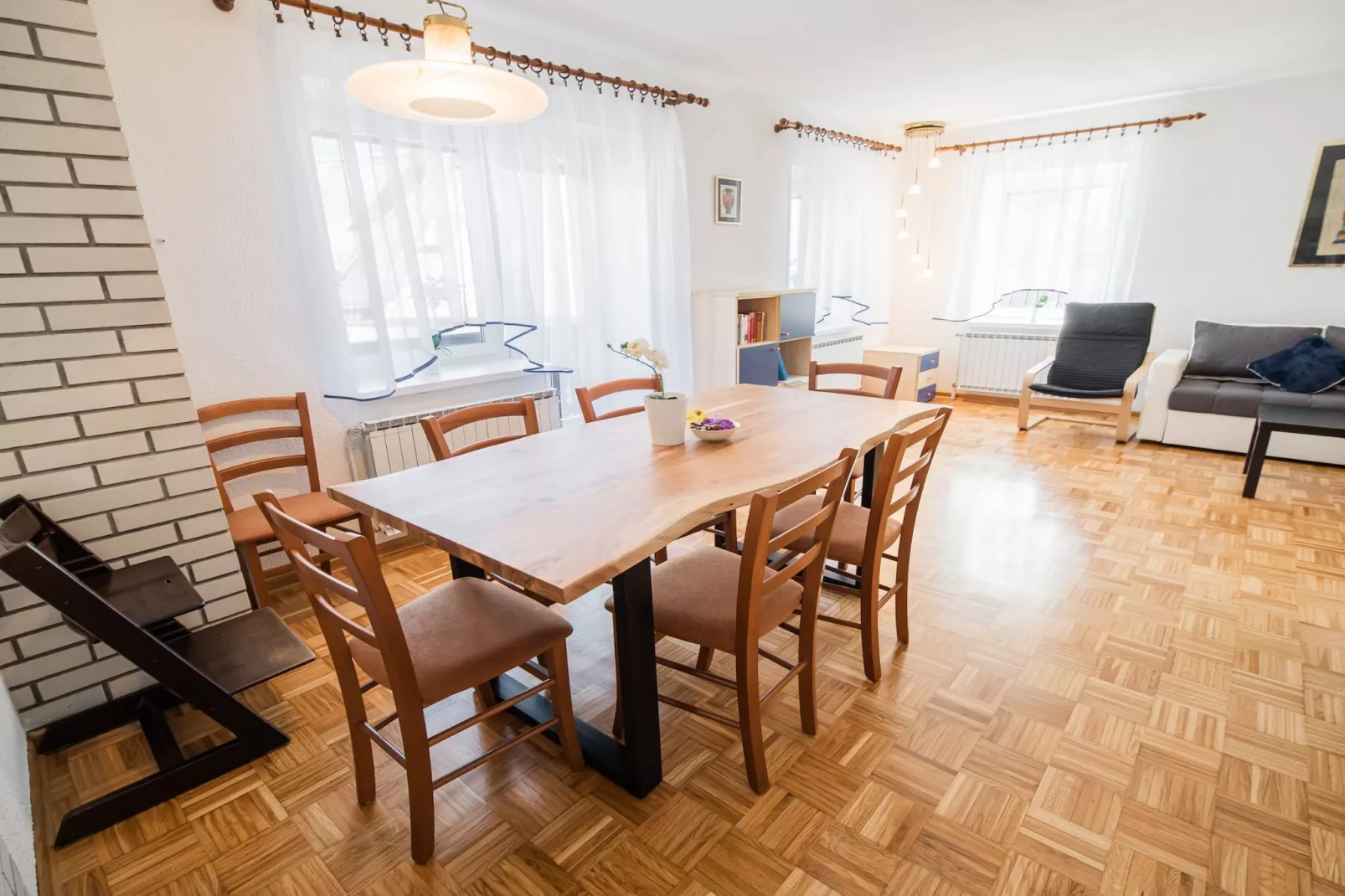 Mountain View Haven Apartments - Two Bedroom Apartment with Balcony-Eetkamer