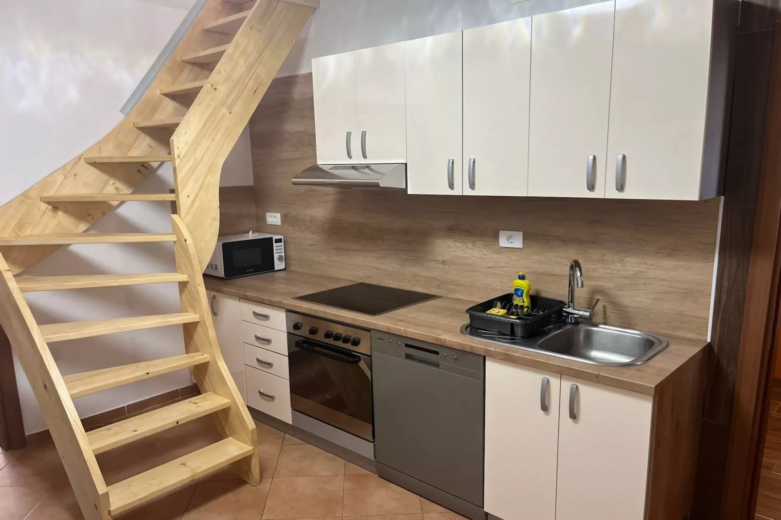 Meadow Tranquil Apartments with Evergreen Garden - Two Bedroom Apartment-Keuken